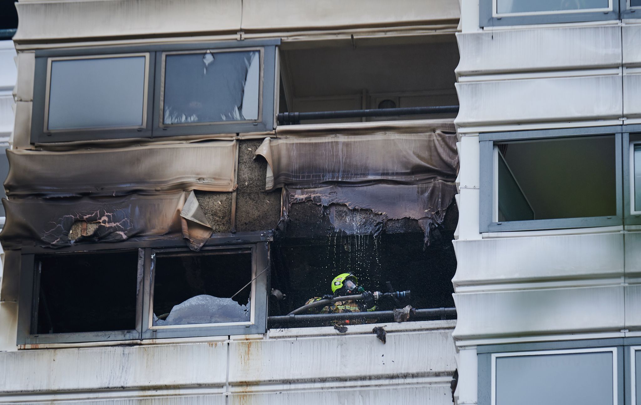 Feuerinferno in Berlin: Hochhaus steht in Flammen – zwei Menschen sterben bei verzweifelten Sprung aus dem Fenster