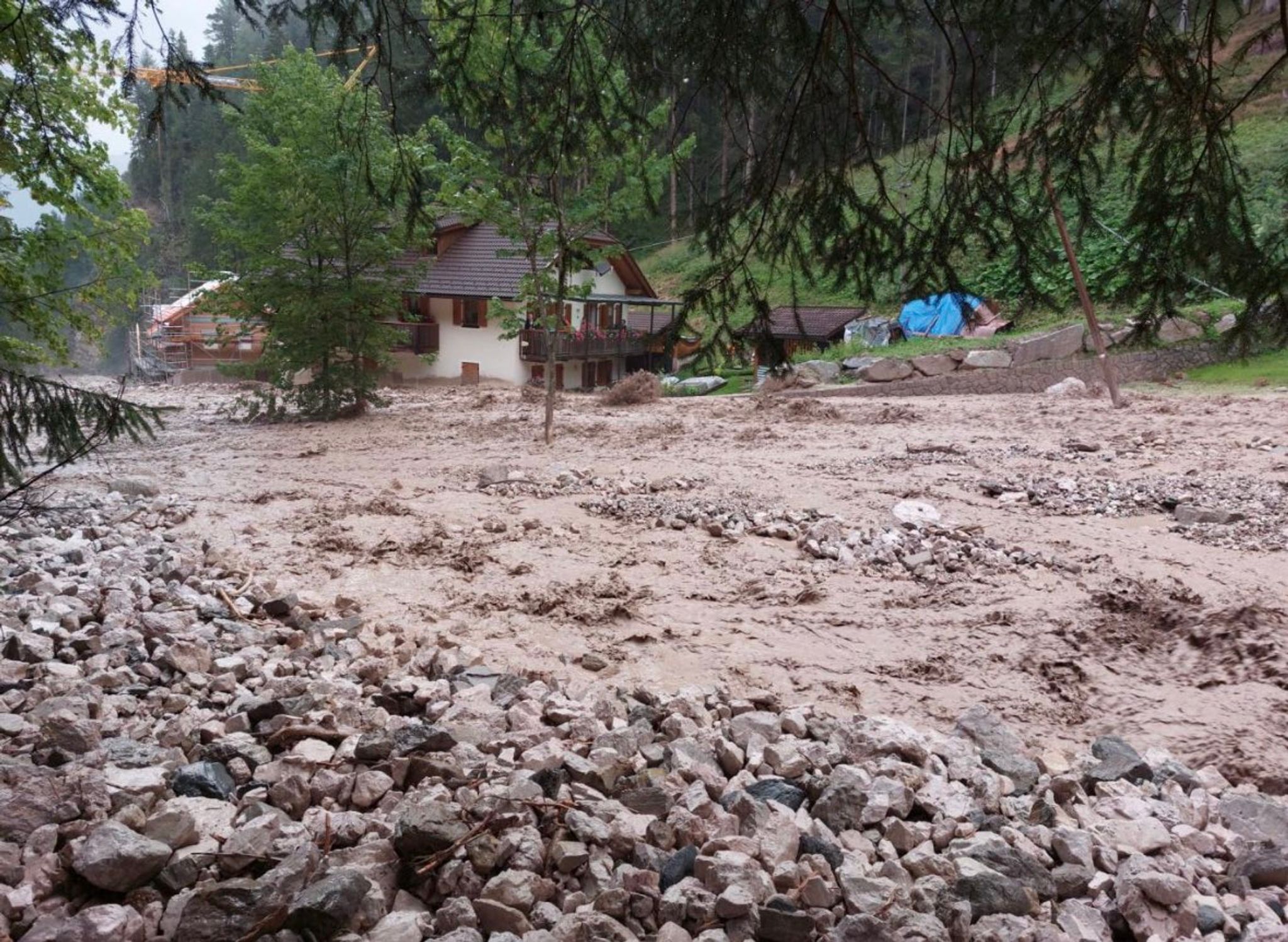 Heftige Unwetter in Südtirol: Brücken zerstört, Autos verschüttet! Wetter-Horror im Video!