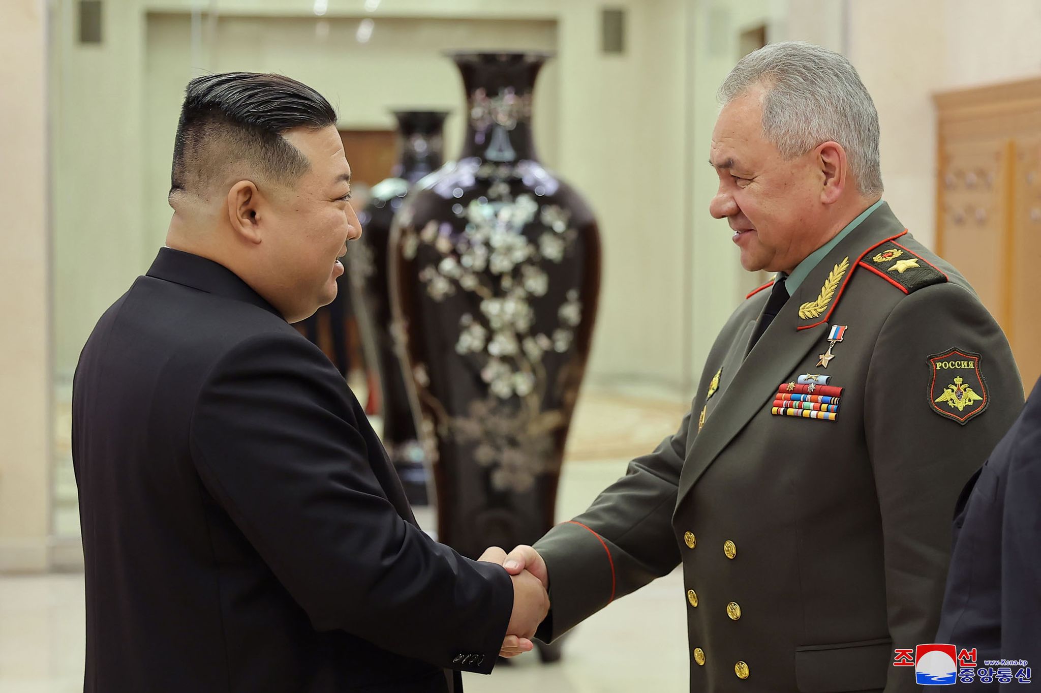 Kim Jong Un empfängt Russlands Verteidigungsminister
