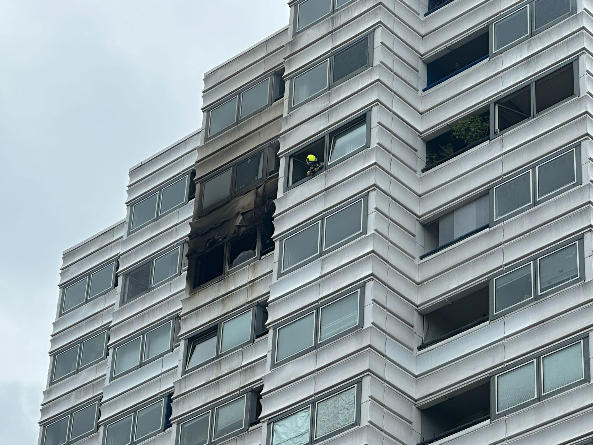 Feuer im Hochhaus: Zwei Menschen springen in den Tod