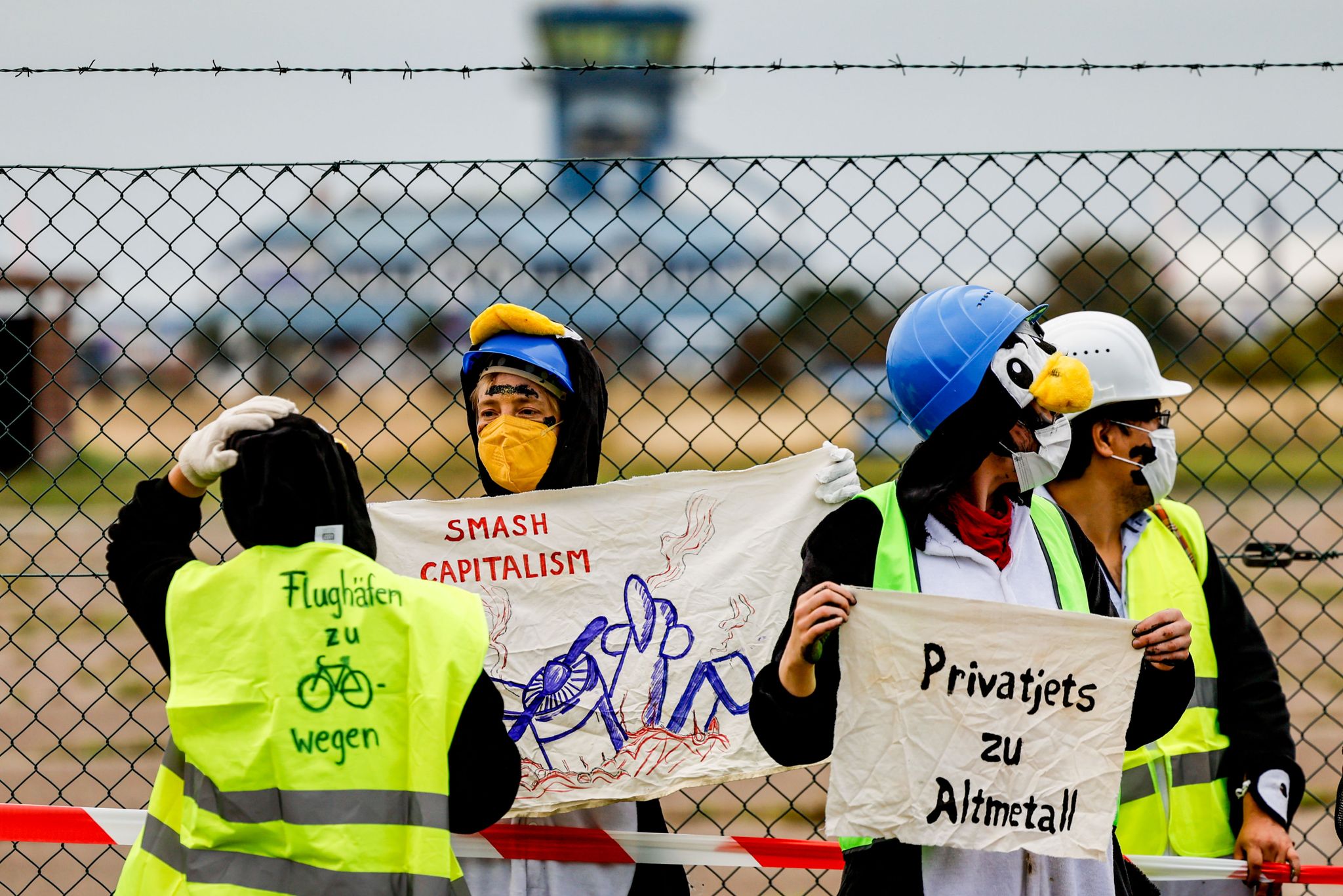 Klima-Protest in Pinguinkostümen am Sylter Flughafen