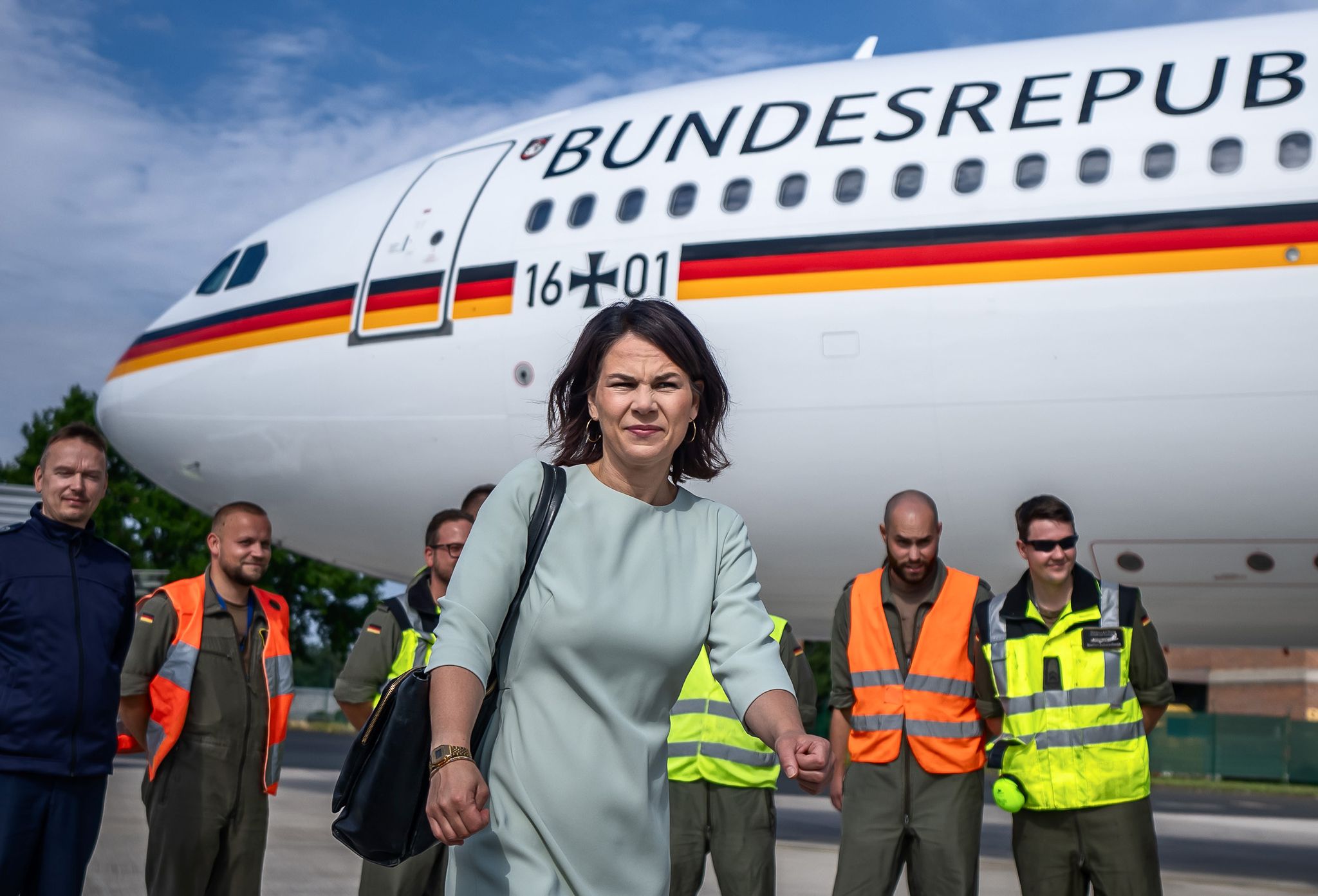 Baerbock setzt Reise nach Australien per Linienflug fort