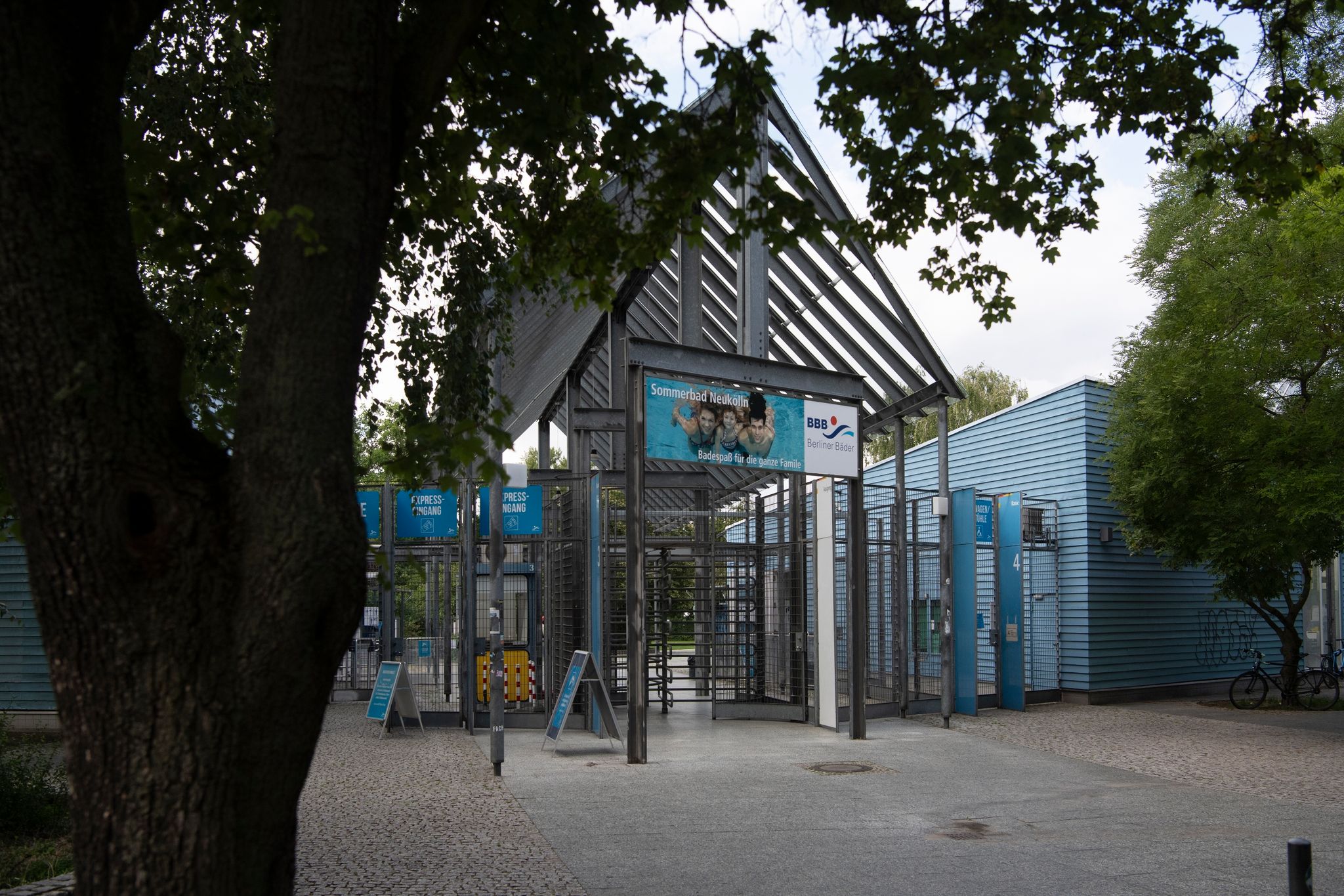 Wachmann in Berliner Freibad nach Streit angegriffen