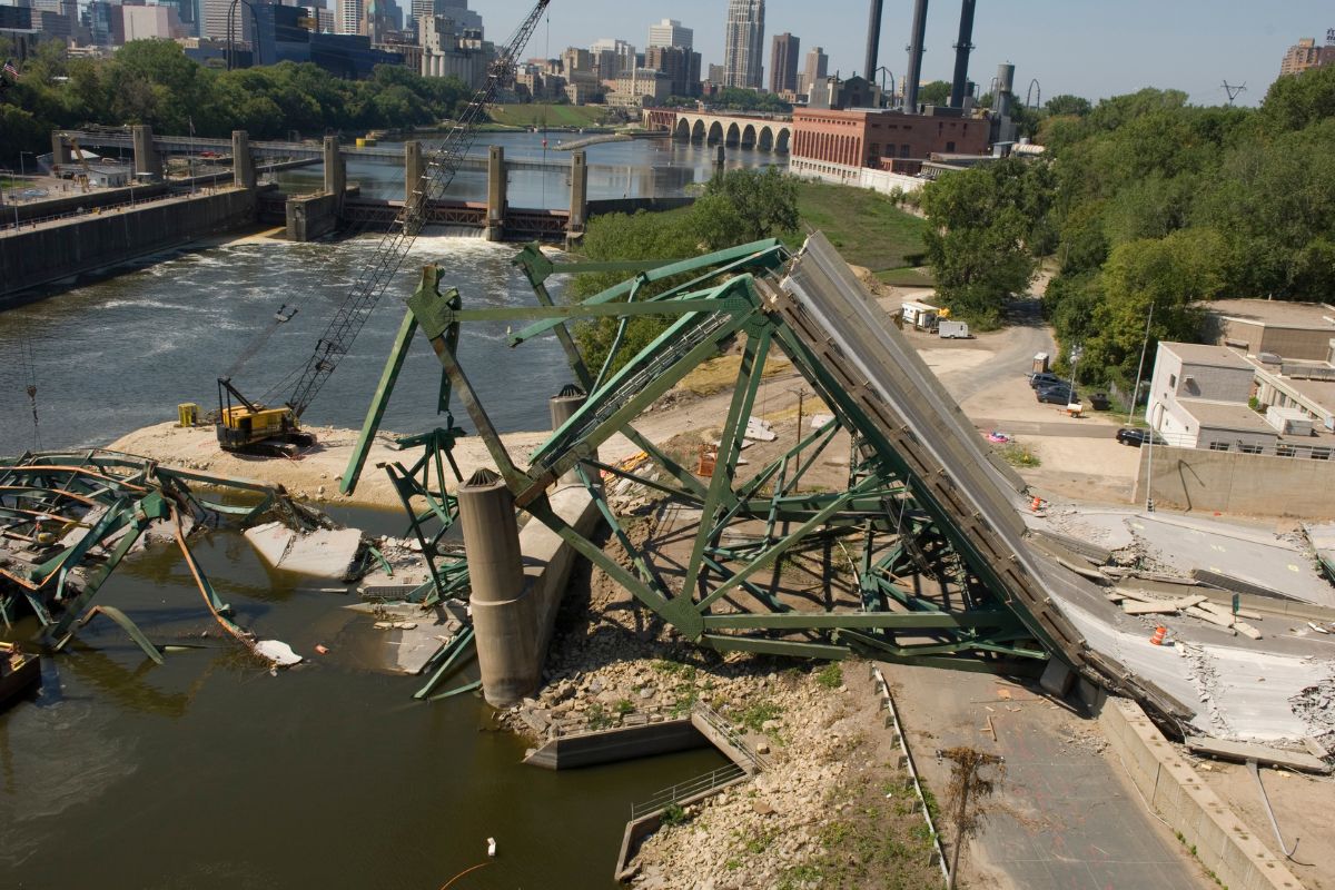 Brücke bricht zusammen – Über 15 Tote