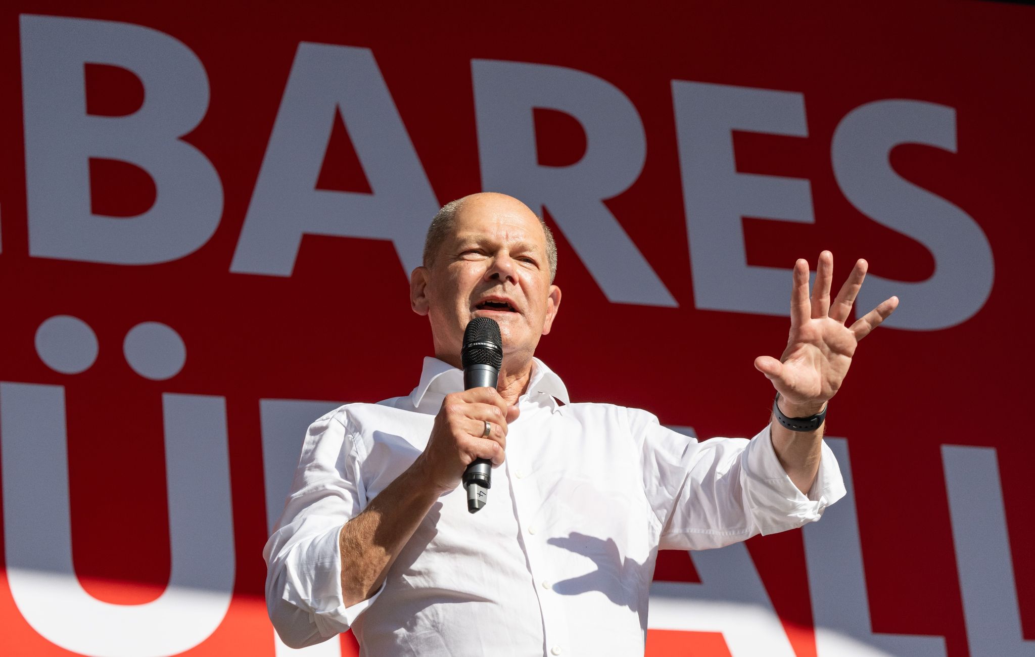 Applaus und Pfiffe: Scholz attackiert rechte Populisten