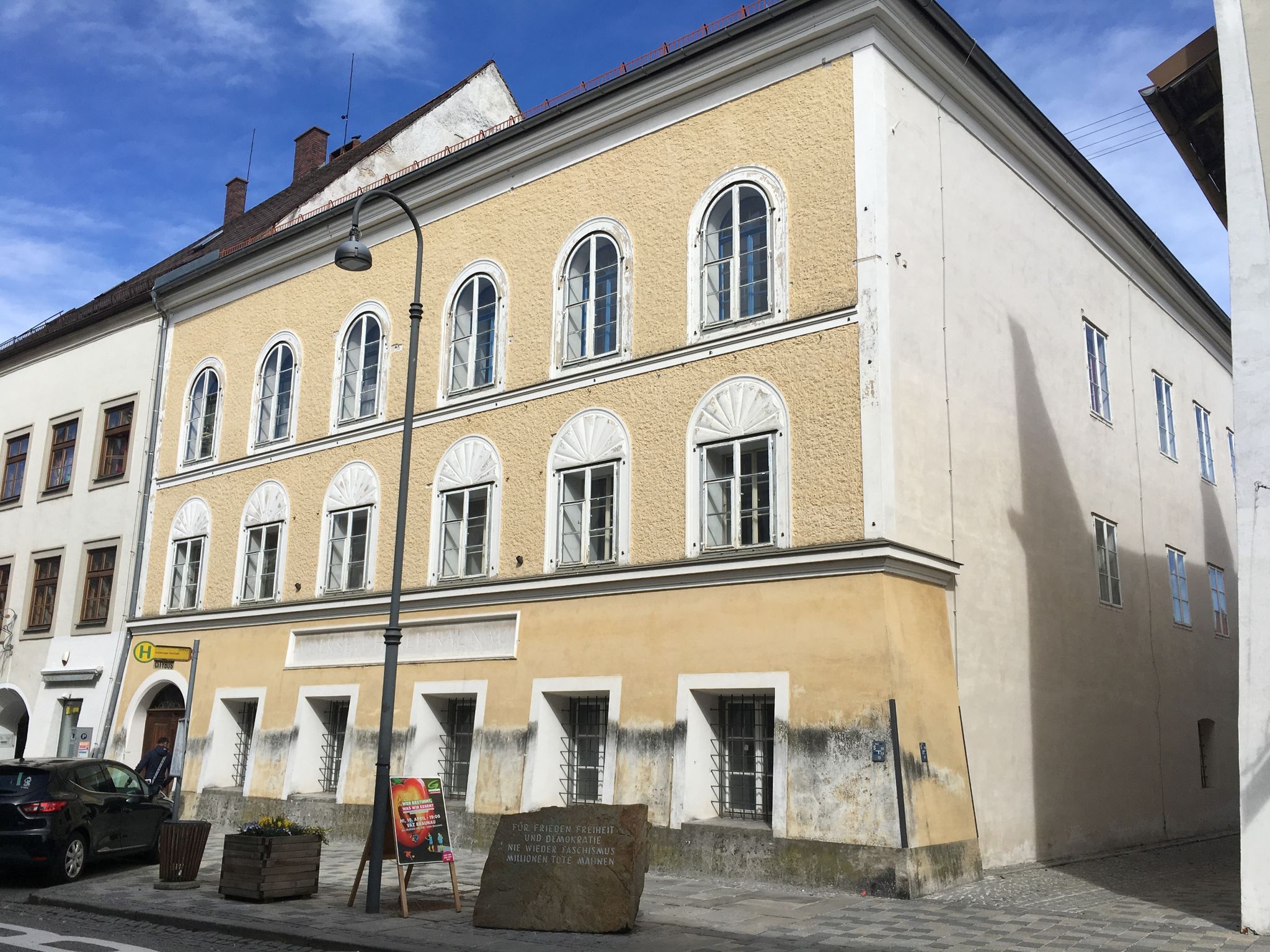 Kritik an Nutzung des Hitler-Hauses als Polizeiinspektion