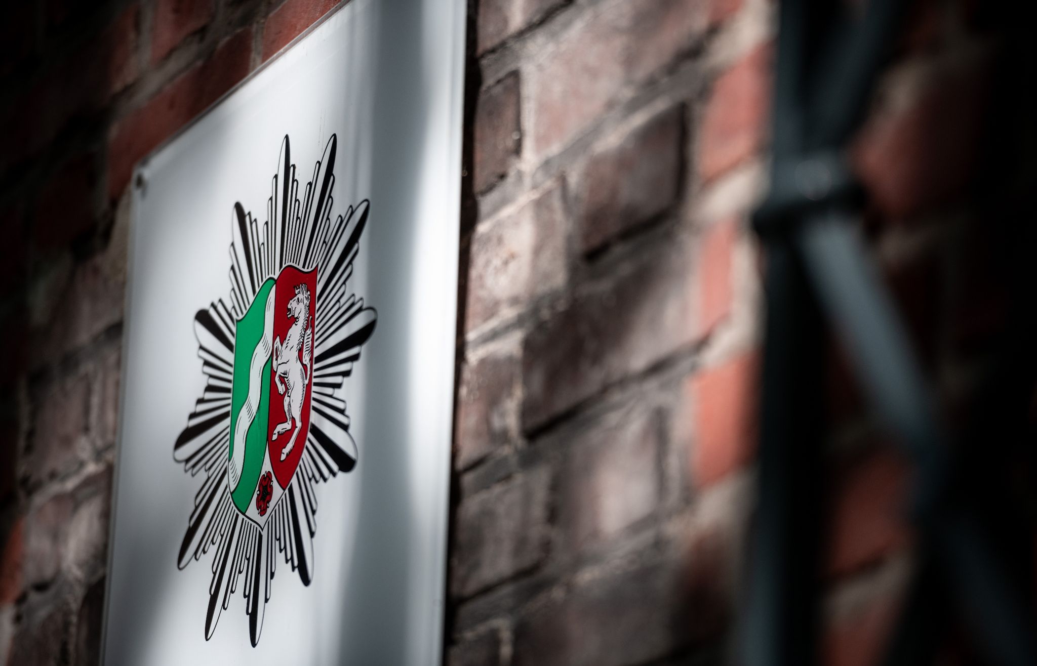 Nazi-Symbole bei Polizisten? Durchsuchungen bei fünf Beamten