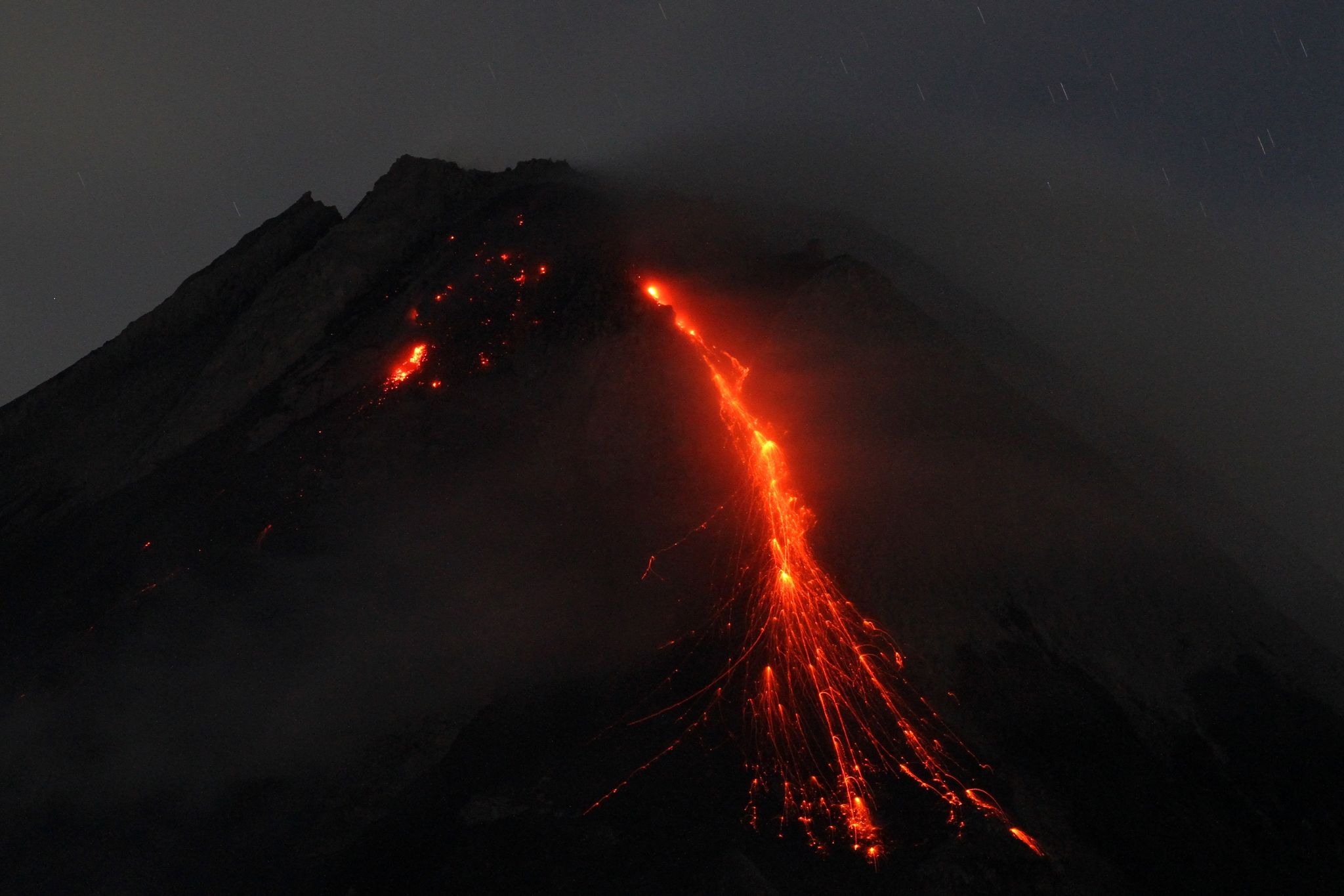 Lava strömt aus indonesischem Vulkan Merapi