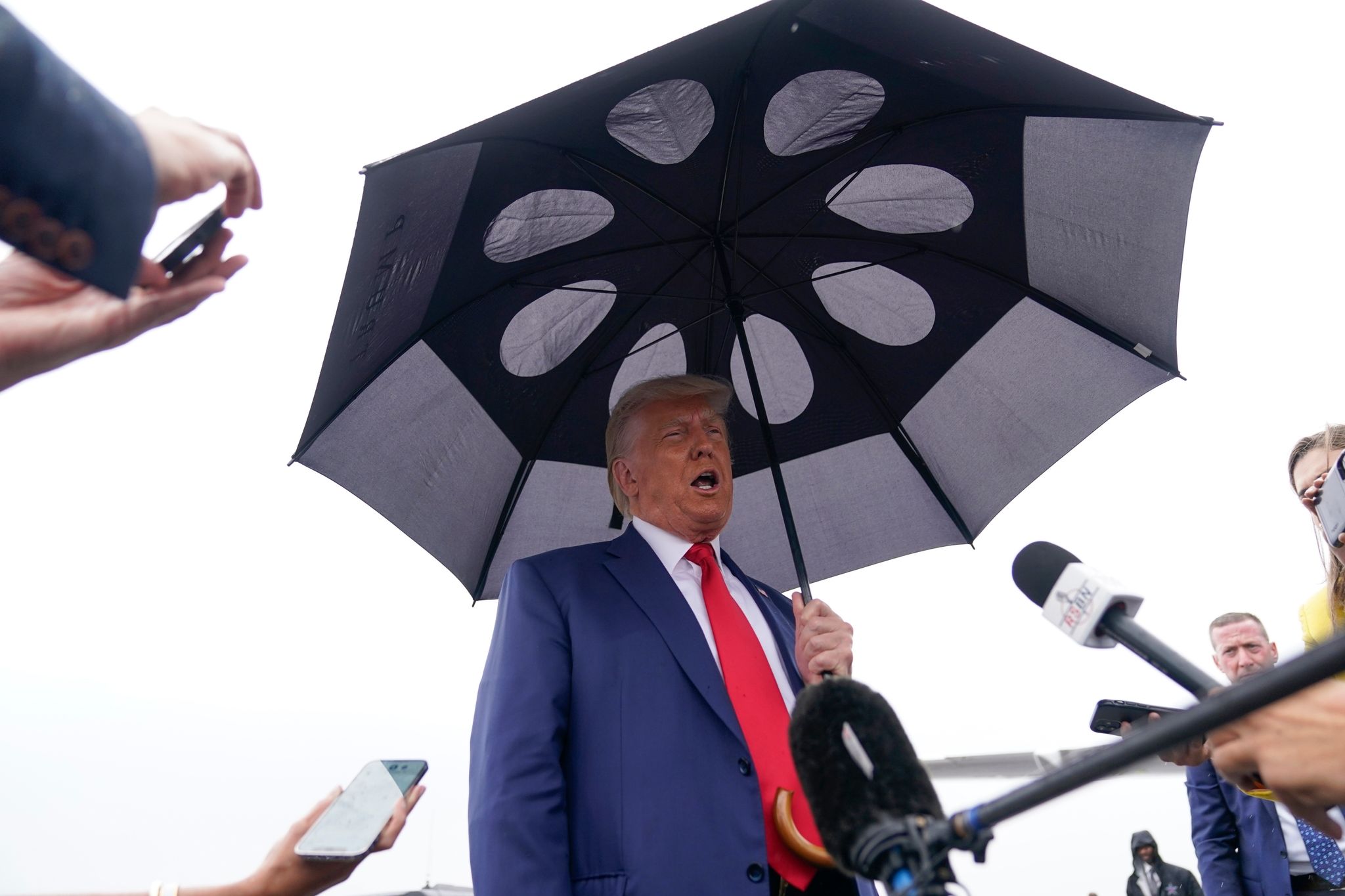 Trump auf der Anklagebank: Ex-Präsident beteuert Unschuld