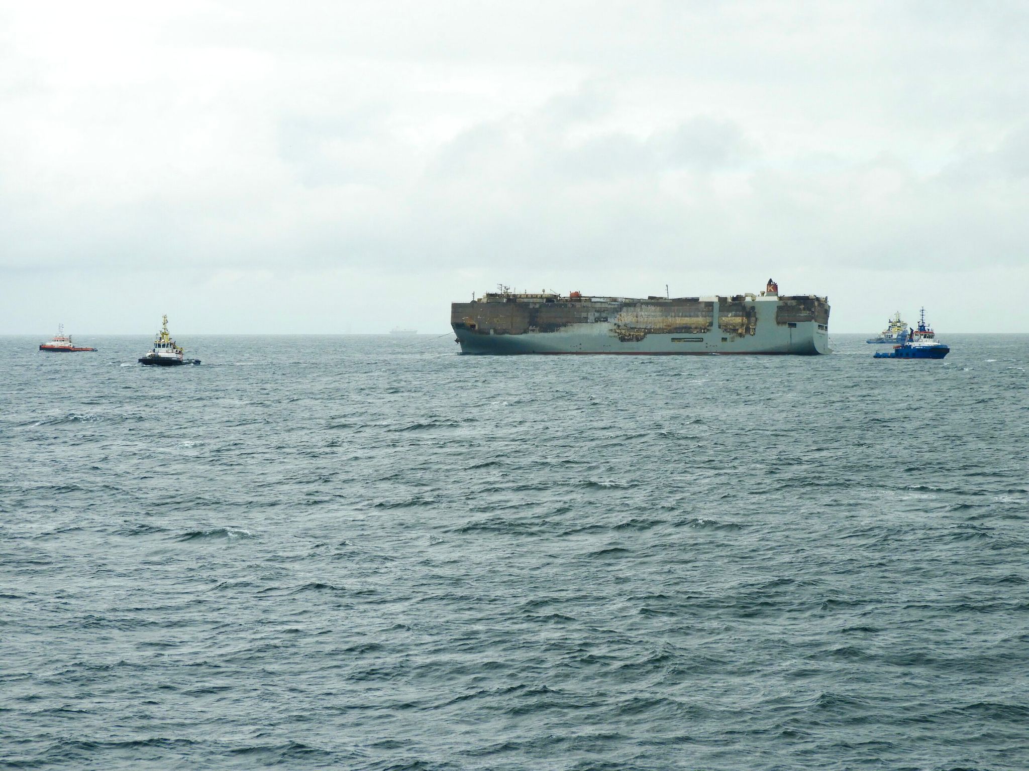 Nach Großfeuer: Beschädigter Frachter im sicheren Hafen