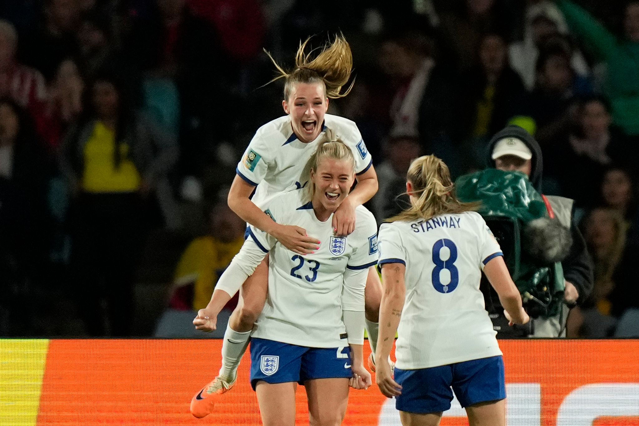 Europameister England schmeißt Kolumbien raus