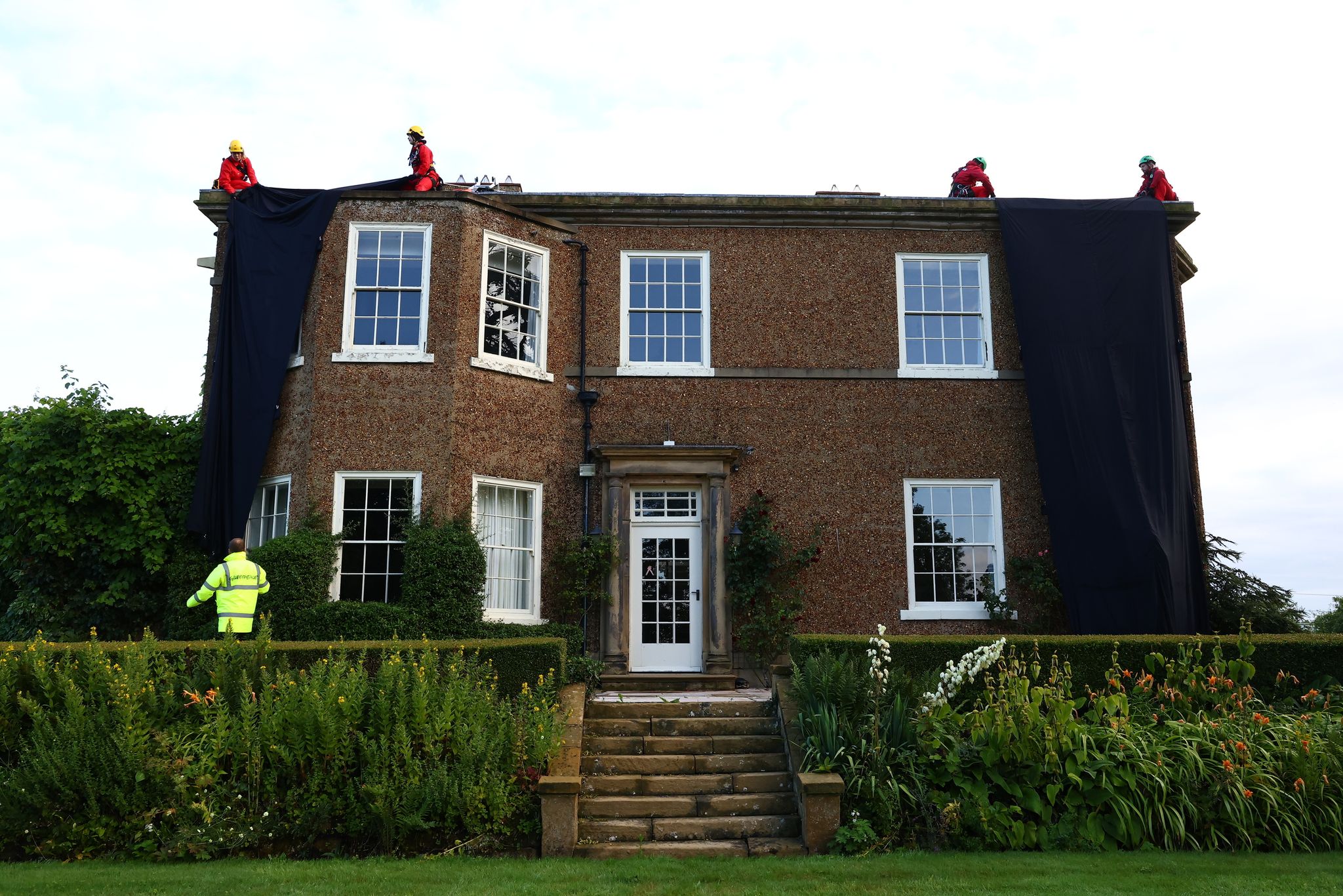 Aktivisten verhüllen Haus des britischen Premiers