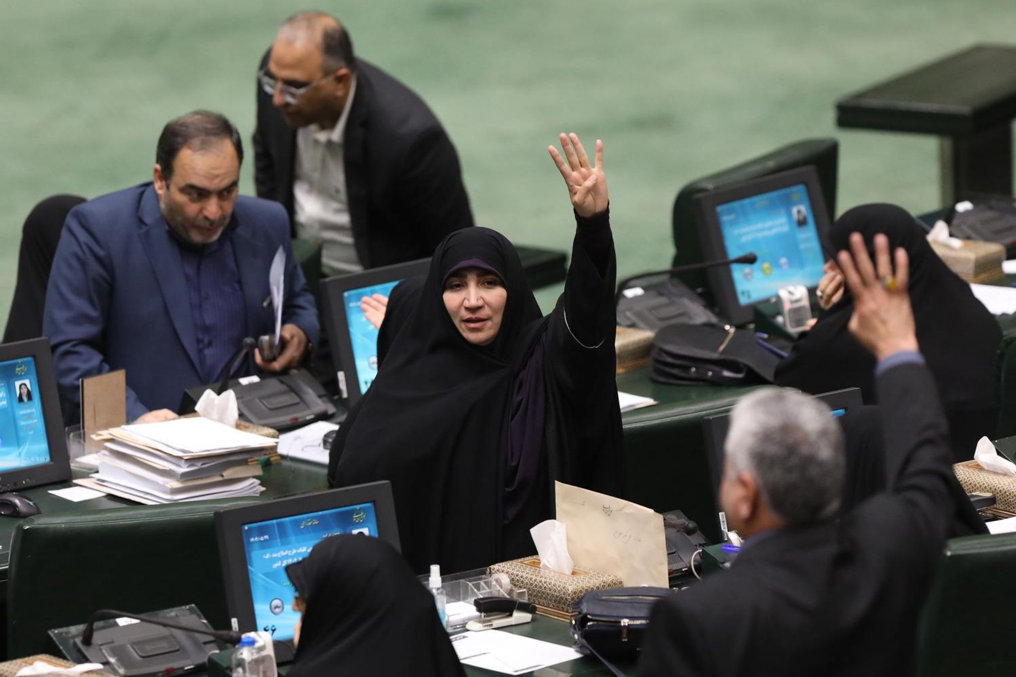 Iran: Kommission billigt umstrittenes Kopftuchgesetz