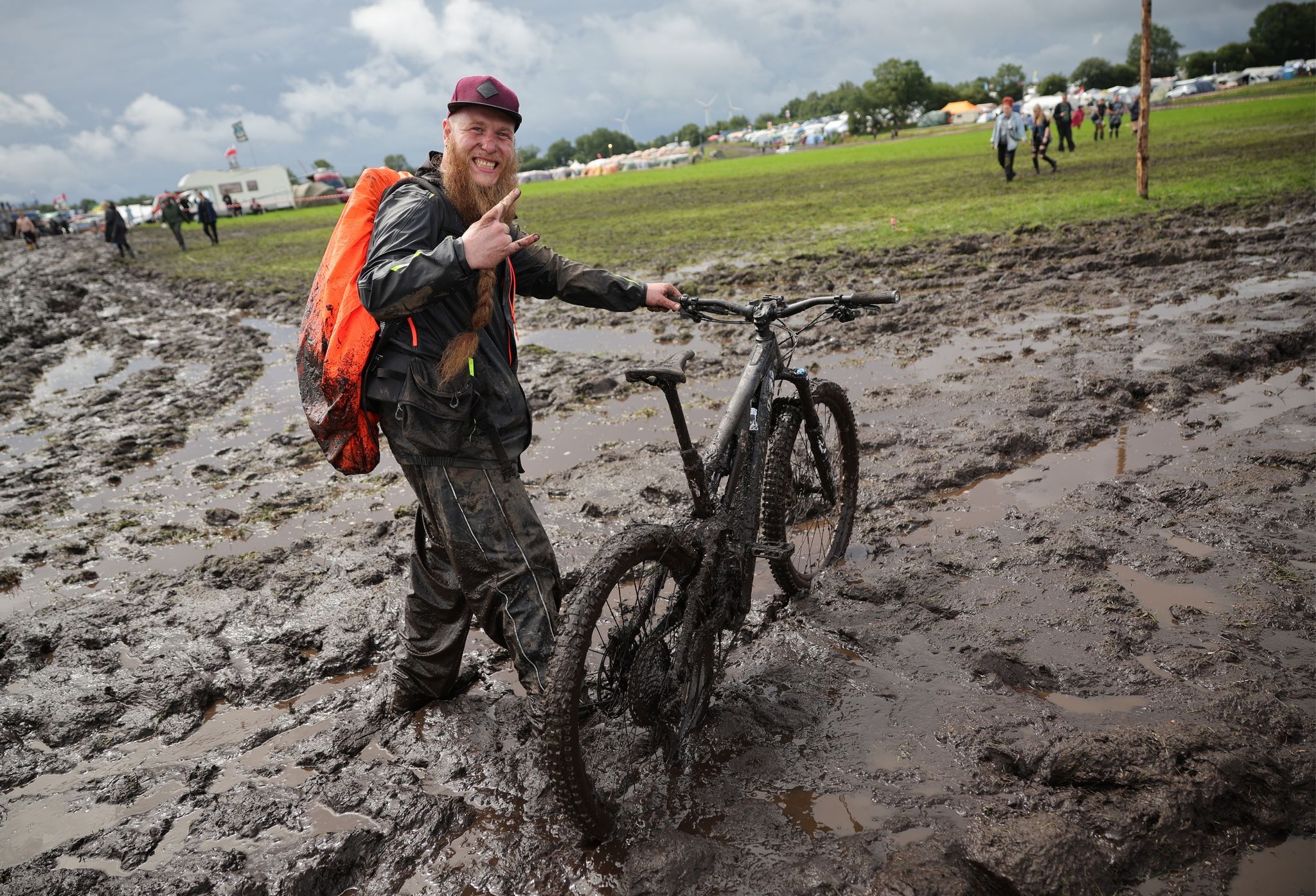 Metalfans feiern in Wacken, aber nicht alle dürfen rein
