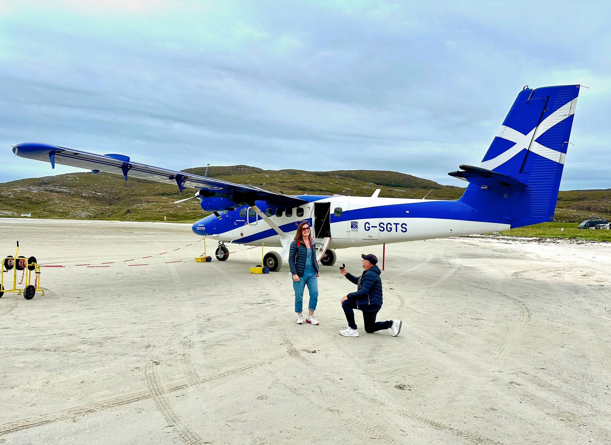 Meterhohe Buchstaben im Sand: Braut sieht Antrag aus Flieger