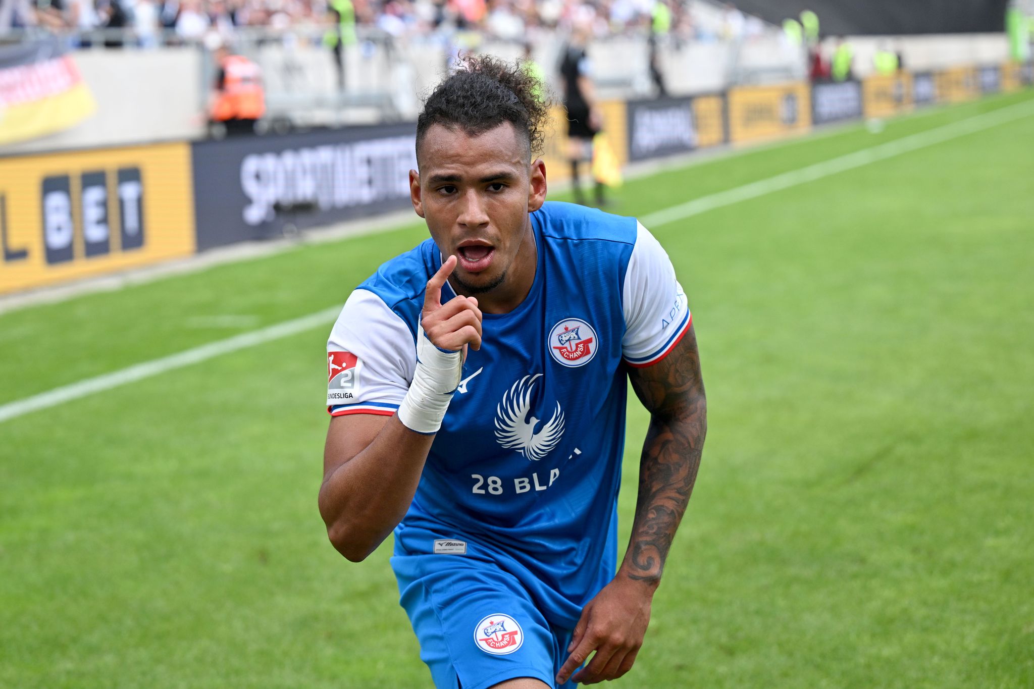 Schalke-Sieg in doppelter Überzahl – Hansa jubelt ganz spät