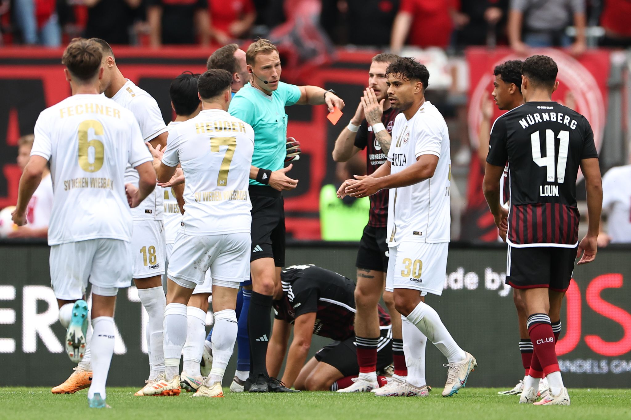 Wehen Wiesbaden verliert erstmals – KSC rückt vor