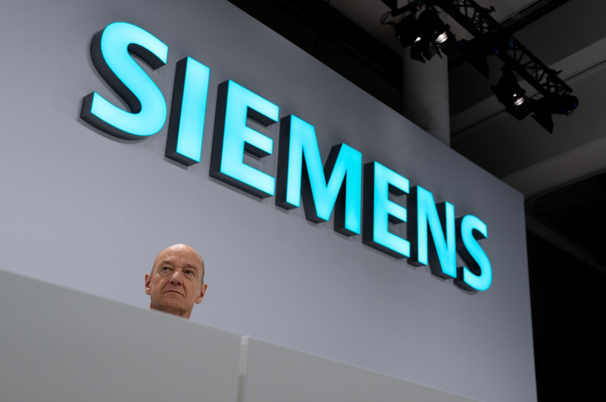 Leichte Bremsspuren bei Siemens