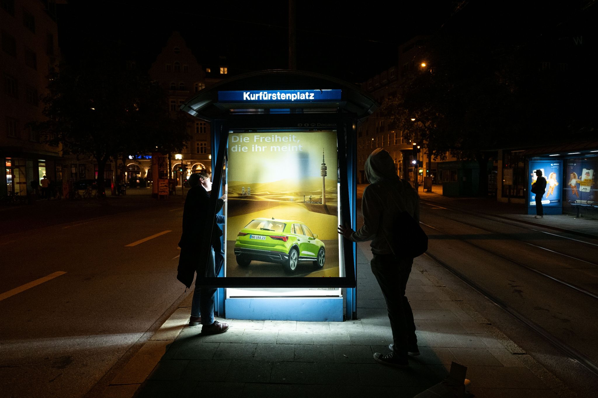 IAA-Proteste: Attac tauscht Werbeplakate in München aus