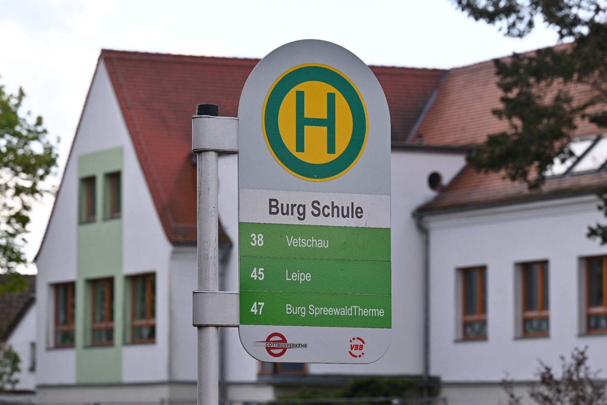 Regenbogenfahne an Schule durch Deutschlandfahne ersetzt