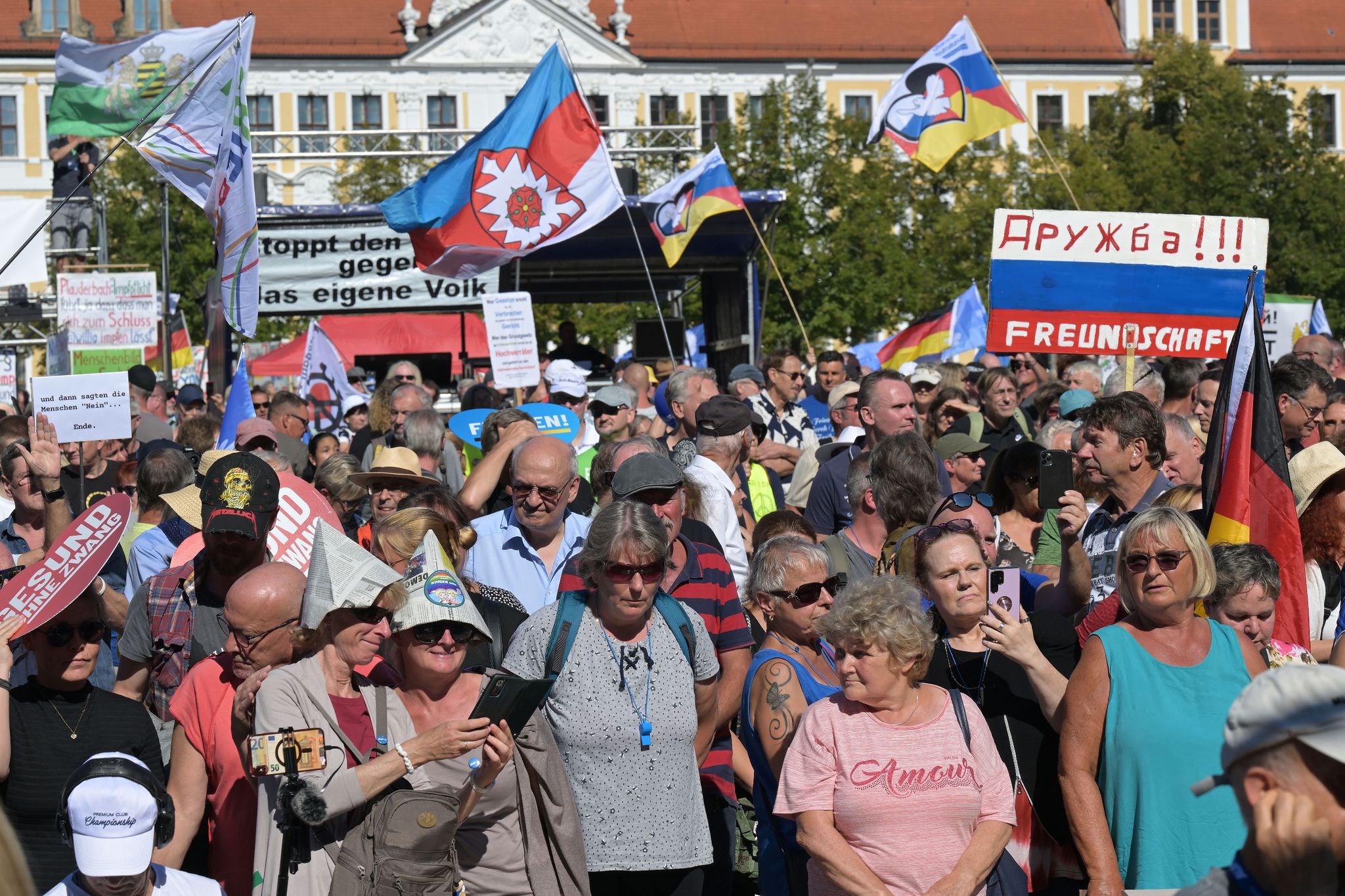 Demo: 2000 Menschen gegen Bundesregierung in Magdeburg