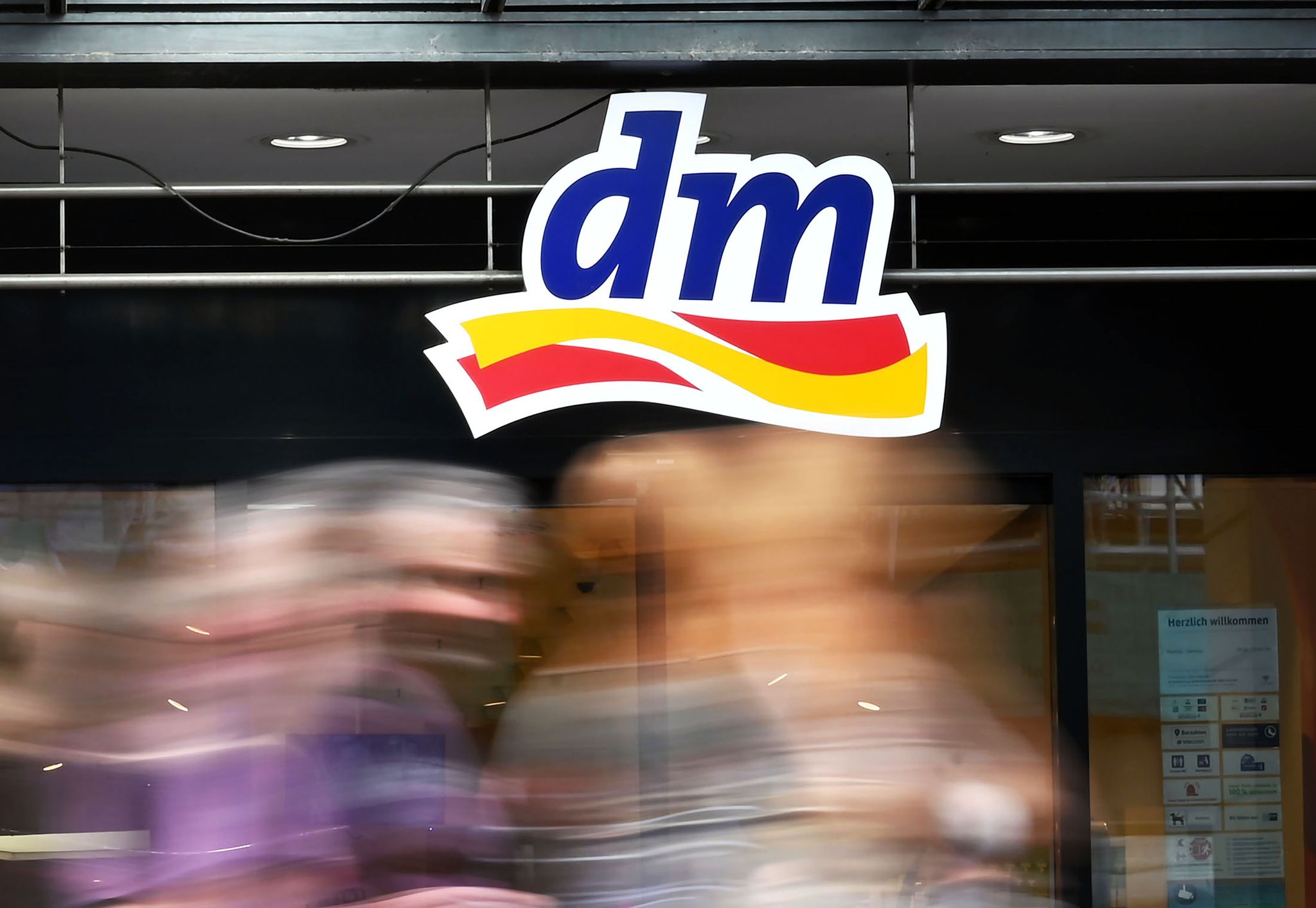 Drogeriemarktkette dm stockt Gehälter auf