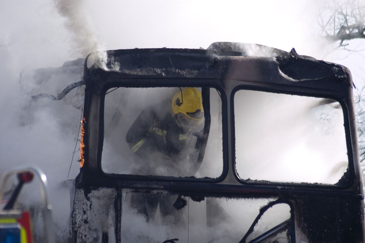 Bus brennt nach Unfall – viele Tote und Verletzte