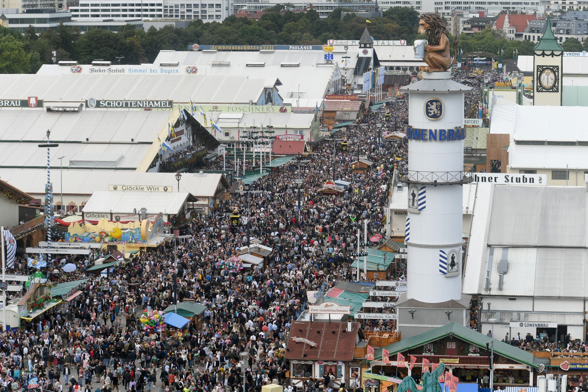 Hitlergruß auf der Wiesn – Ermittlungen gegen drei Männer