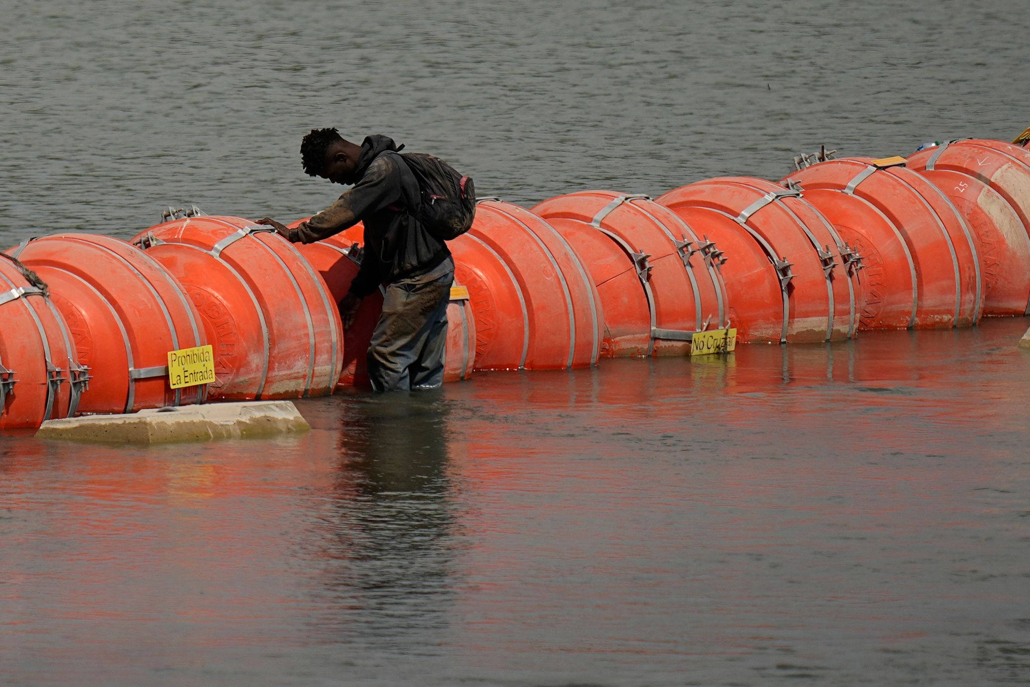 Texas soll umstrittene schwimmende Grenzbarriere entfernen