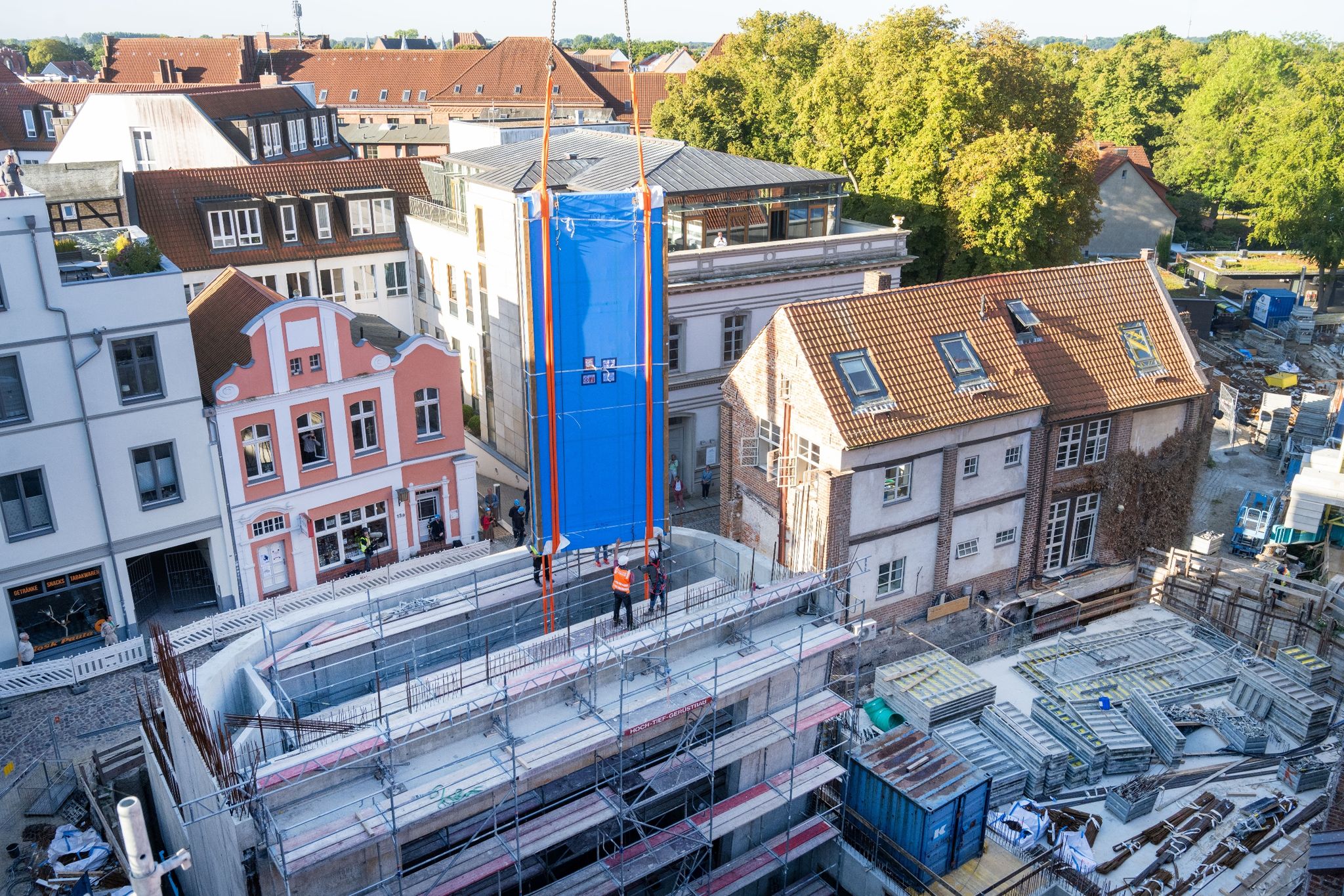 Stralsund: Riesen-Kran hievt tonnenschwere Scheiben