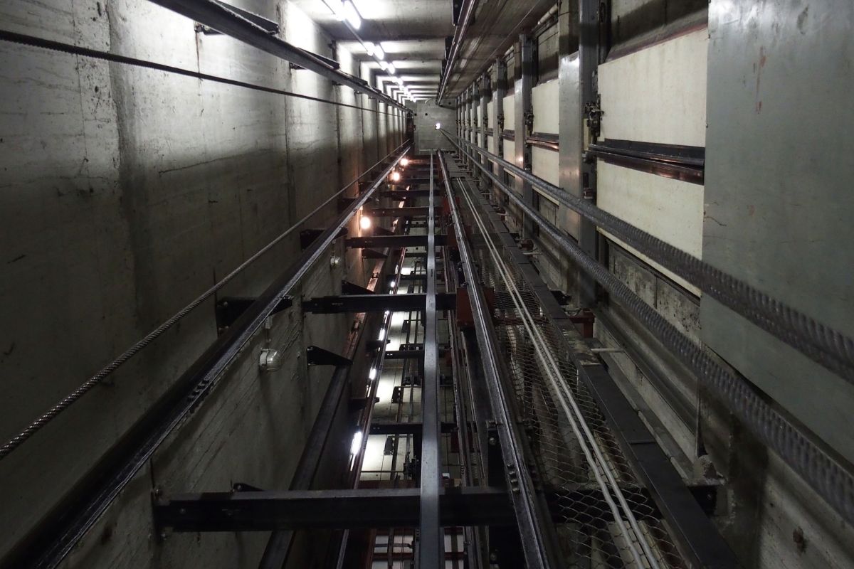 Aufzug stürzt in die Tiefe – 5 Tote