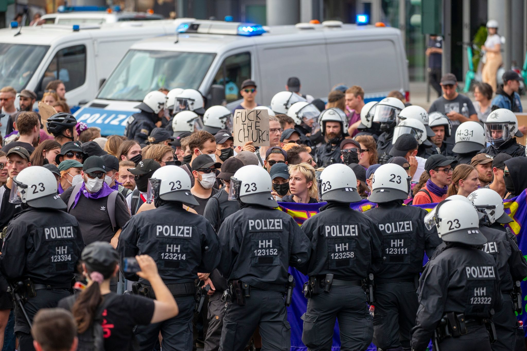 Hunderte bei Demos gegen Abtreibung – Schlagstockeinsatz