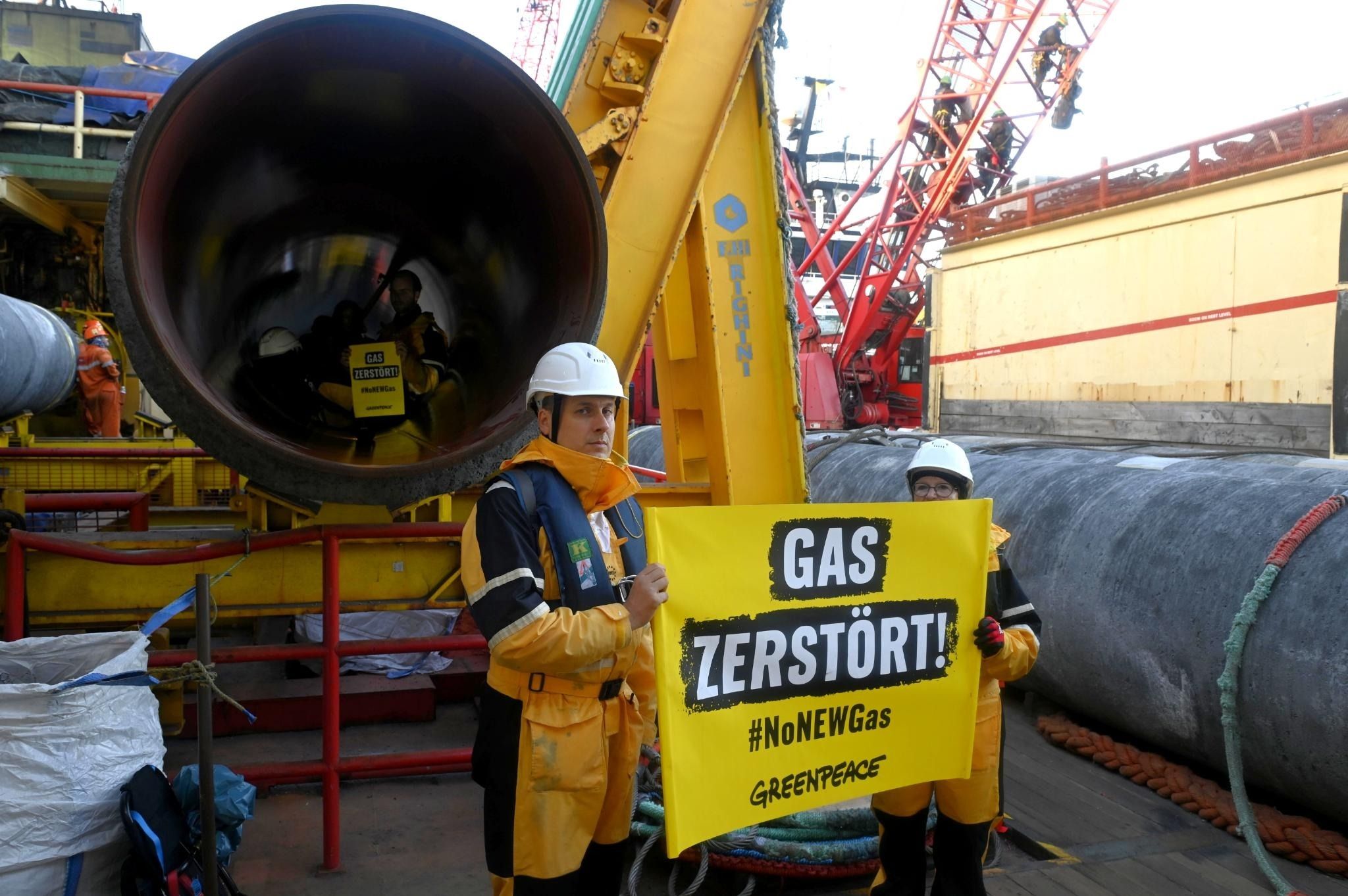 Polizei geht gegen Greenpeace-Aktivisten vor