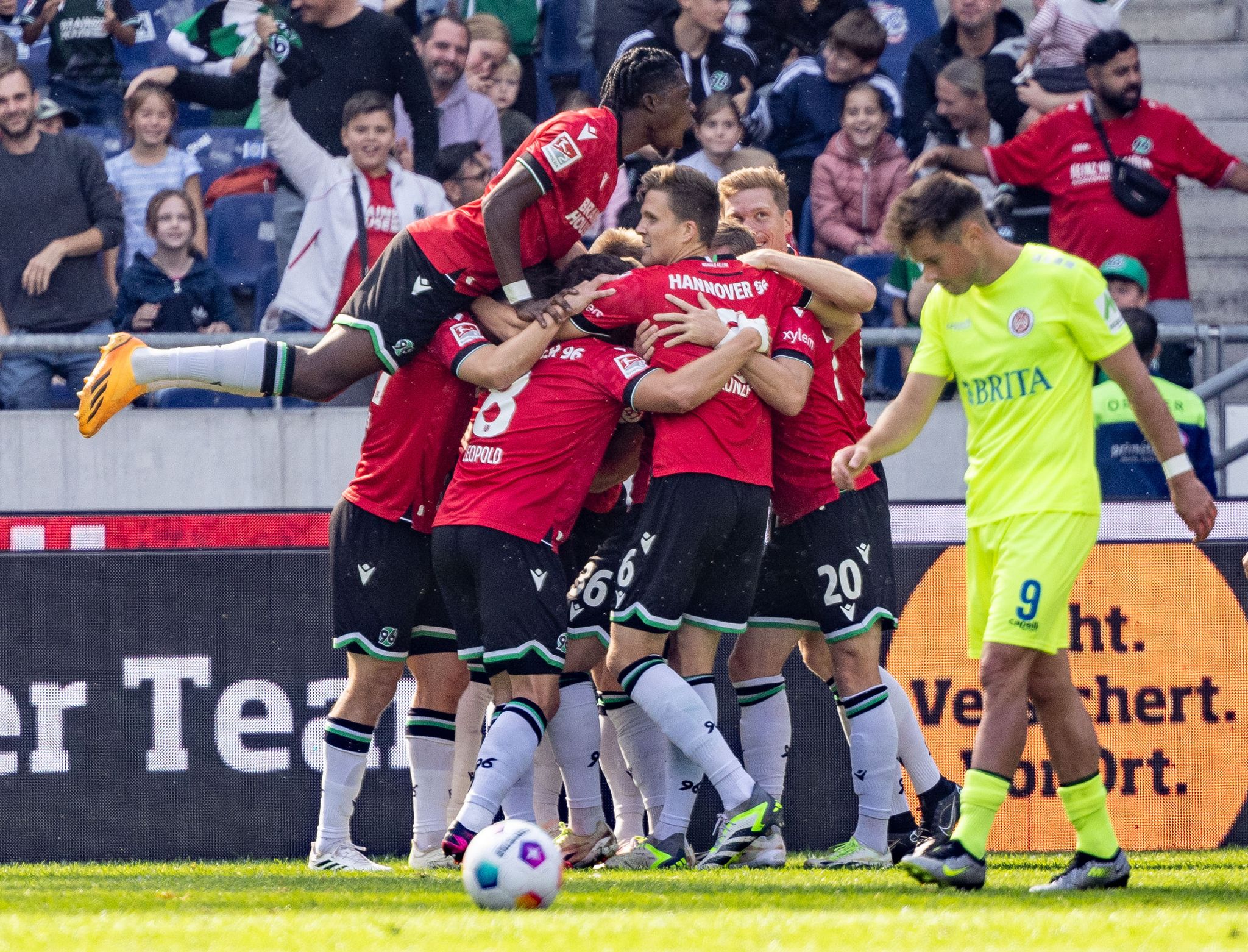 Pauli erobert Tabellenspitze – Hannover siegt weiter