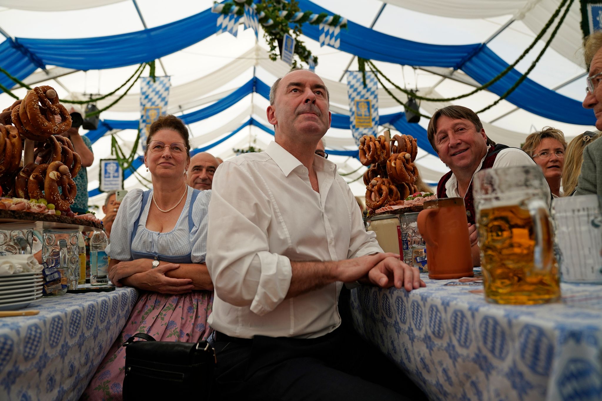 Ehrenrunde im Bierzelt – Aiwanger macht einfach weiter