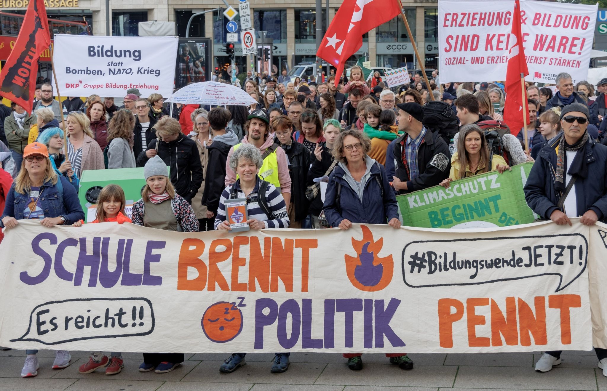 Tausende Menschen demonstrieren für besseres Bildungssystem
