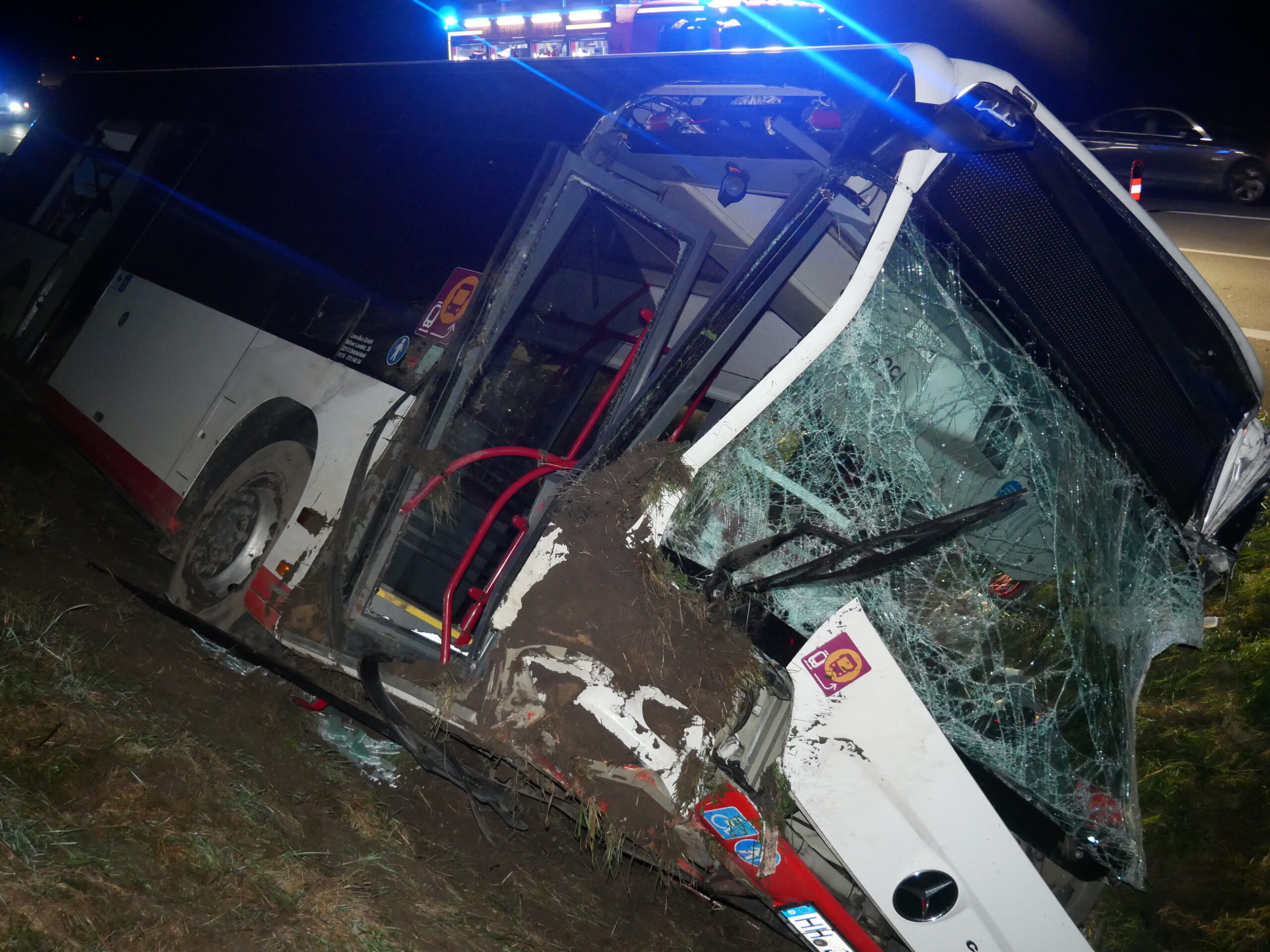 Schwerer Bus-Unfall auf Autobahn – Vollsperrung
