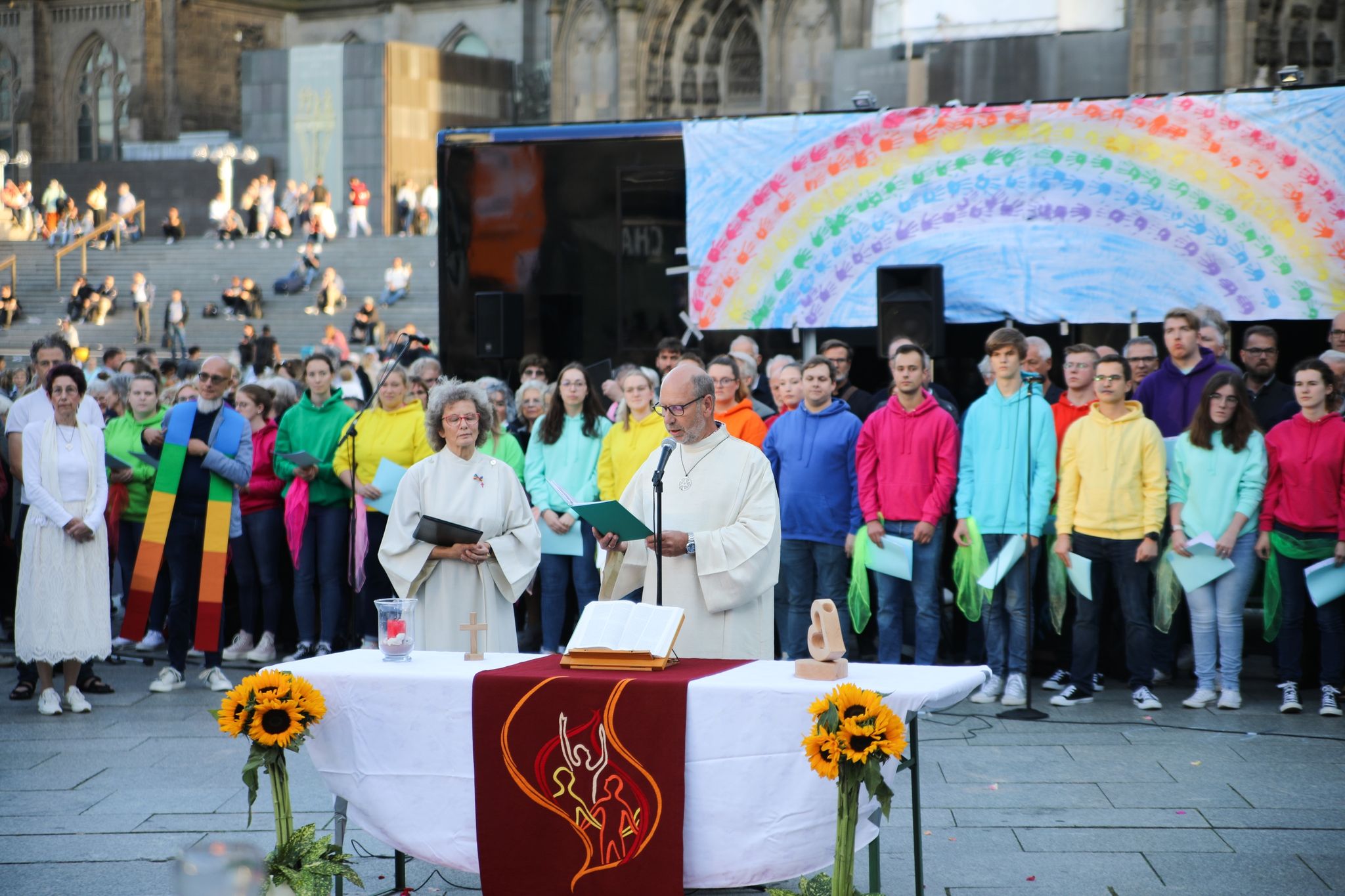 Priester segnen gleichgeschlechtliche Paare vor Kölner Dom