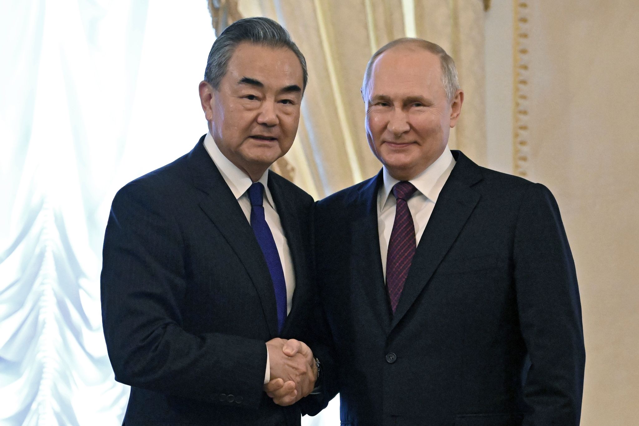 Chinas Außenminister zu Gast bei Putin