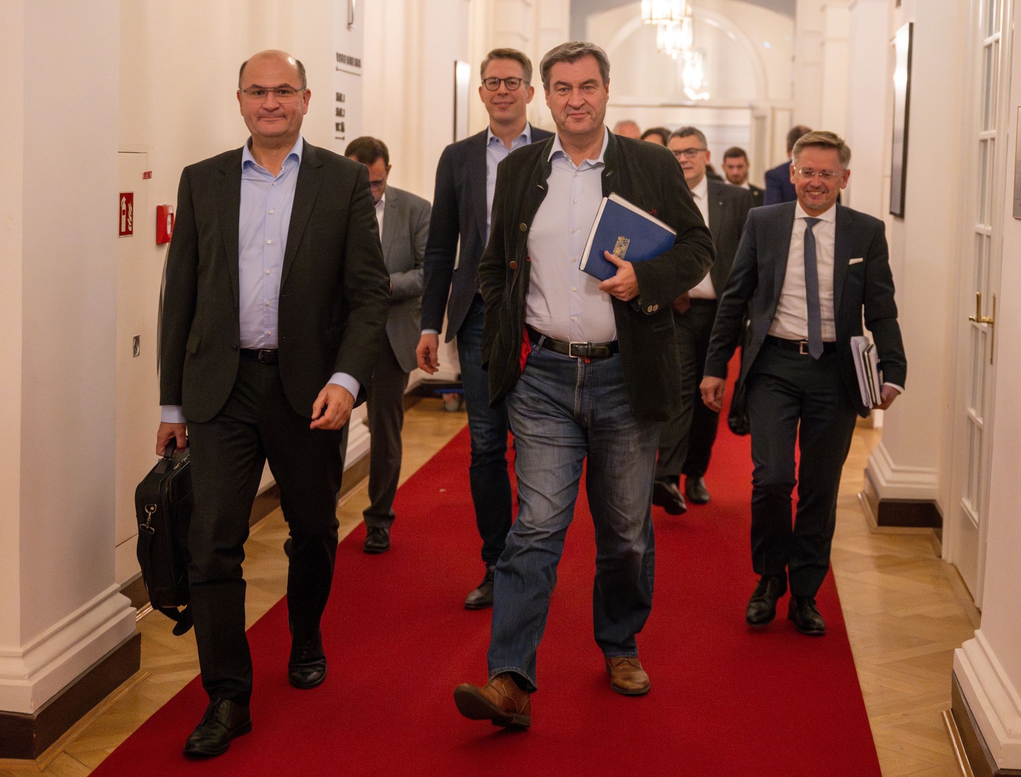 CSU und Freie Wähler unterzeichnen Koalitionsvertrag