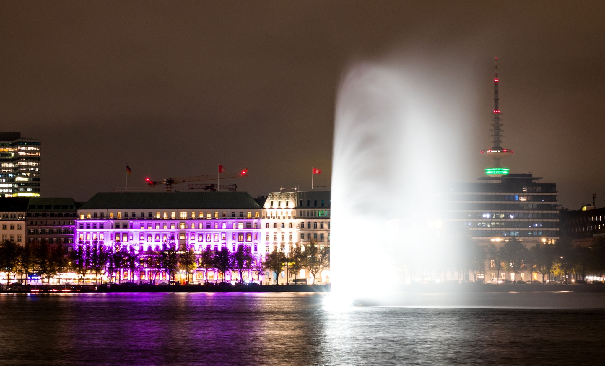 Welt-Mädchentag: In Deutschland leuchten Gebäude in Pink