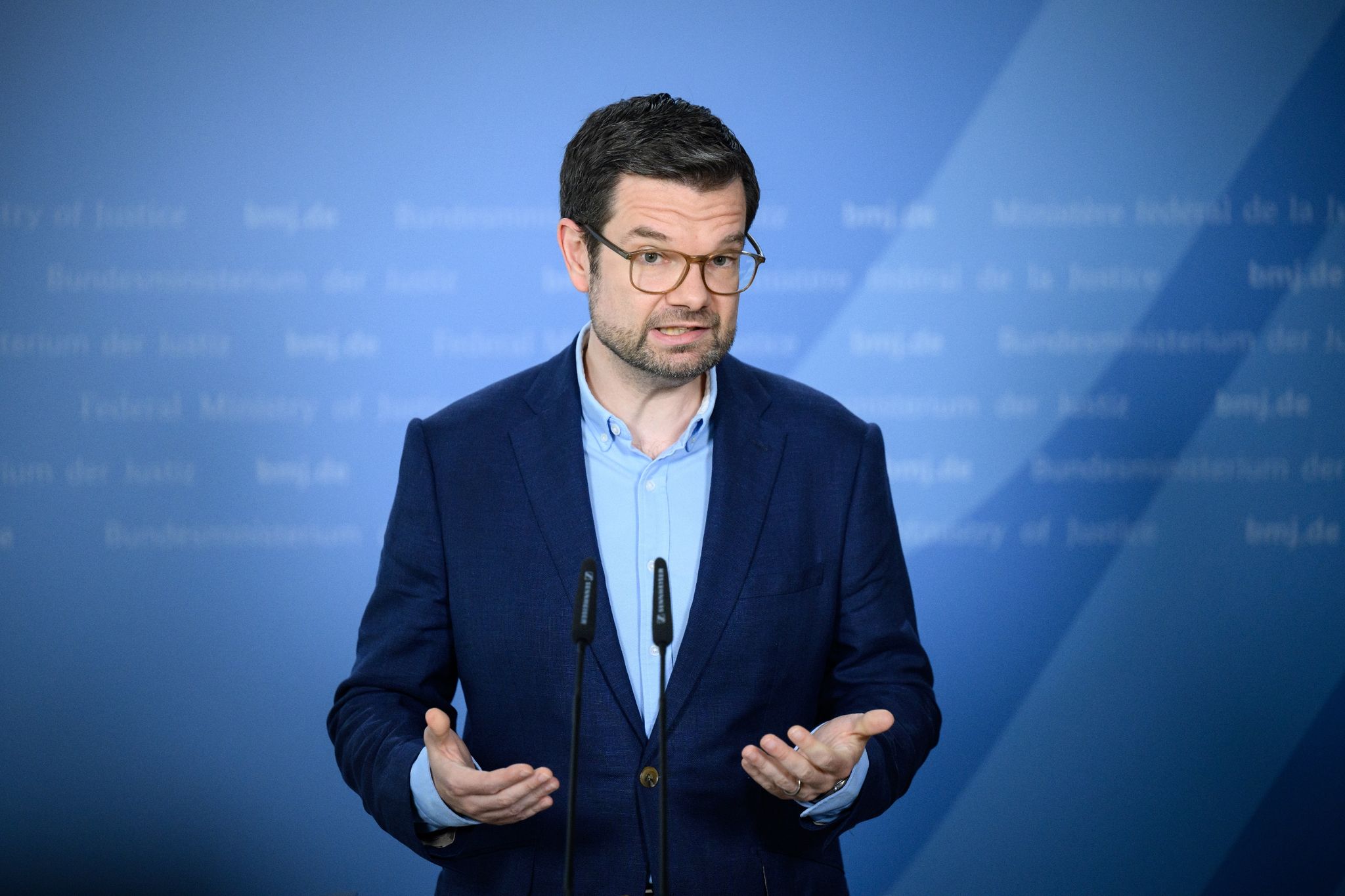 Buschmann: Bezahlkarten für Asylbewerber unbürokratischer