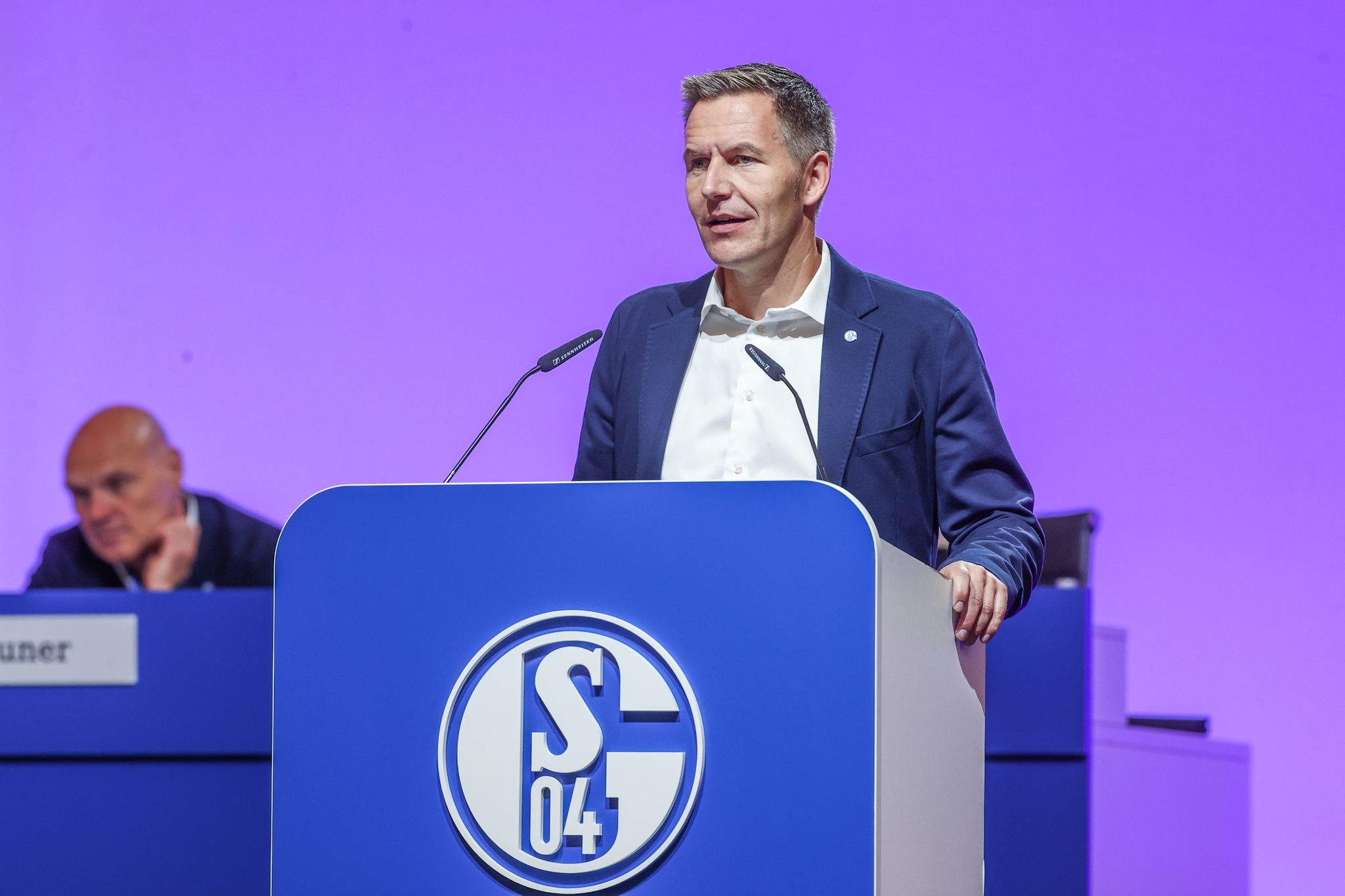 Schalke: CEO gefunden, Trainer gesucht, Knäbel gefährdet