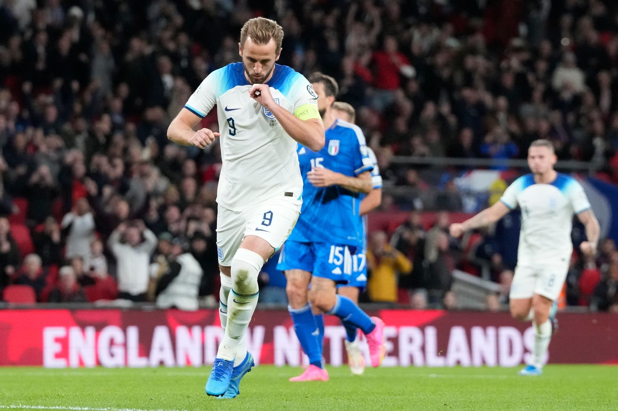 Kane trifft doppelt: England löst EM-Ticket – Italien bangt