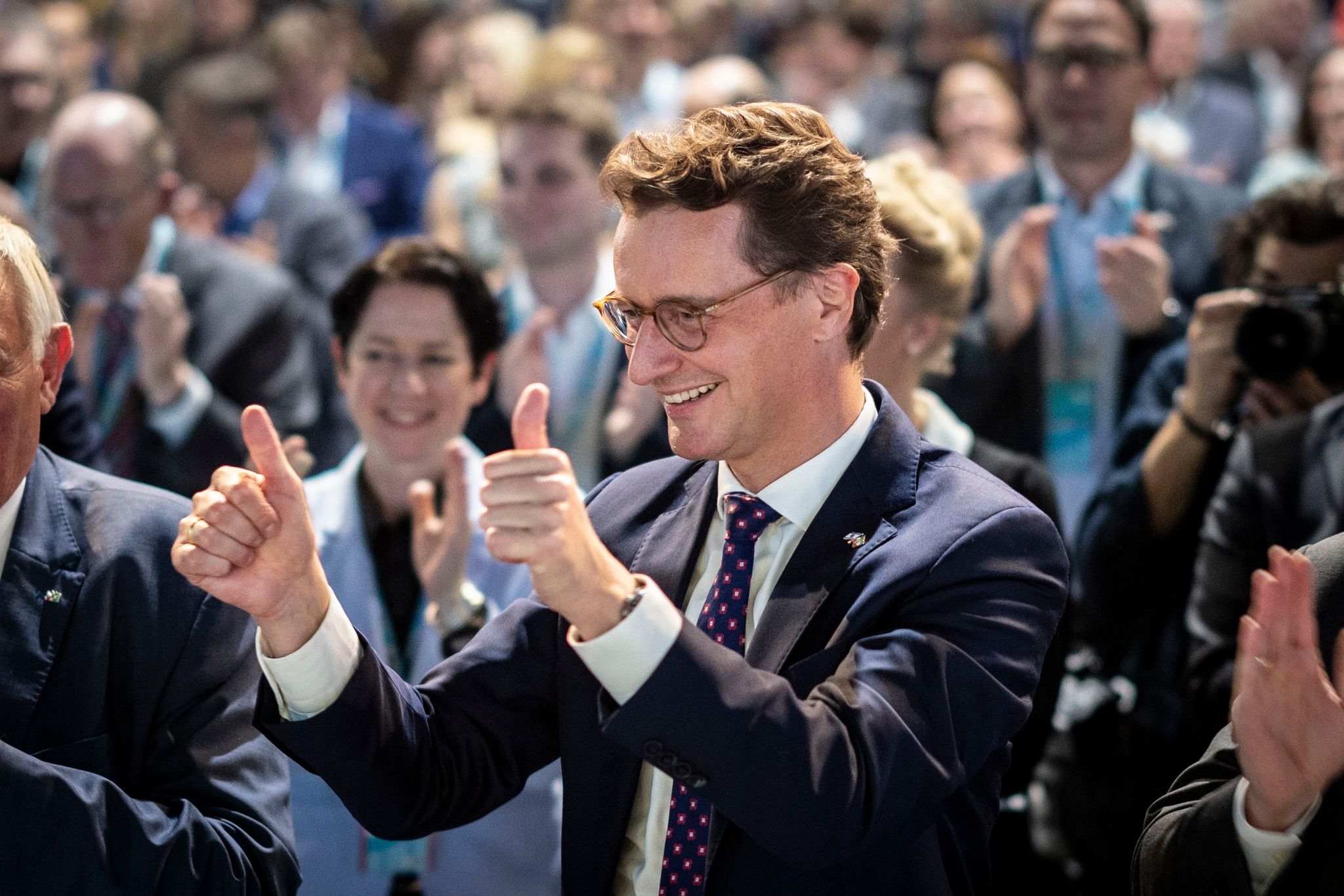 Wüst als Chef der NRW-CDU bestätigt – Rede-Duell mit Merz