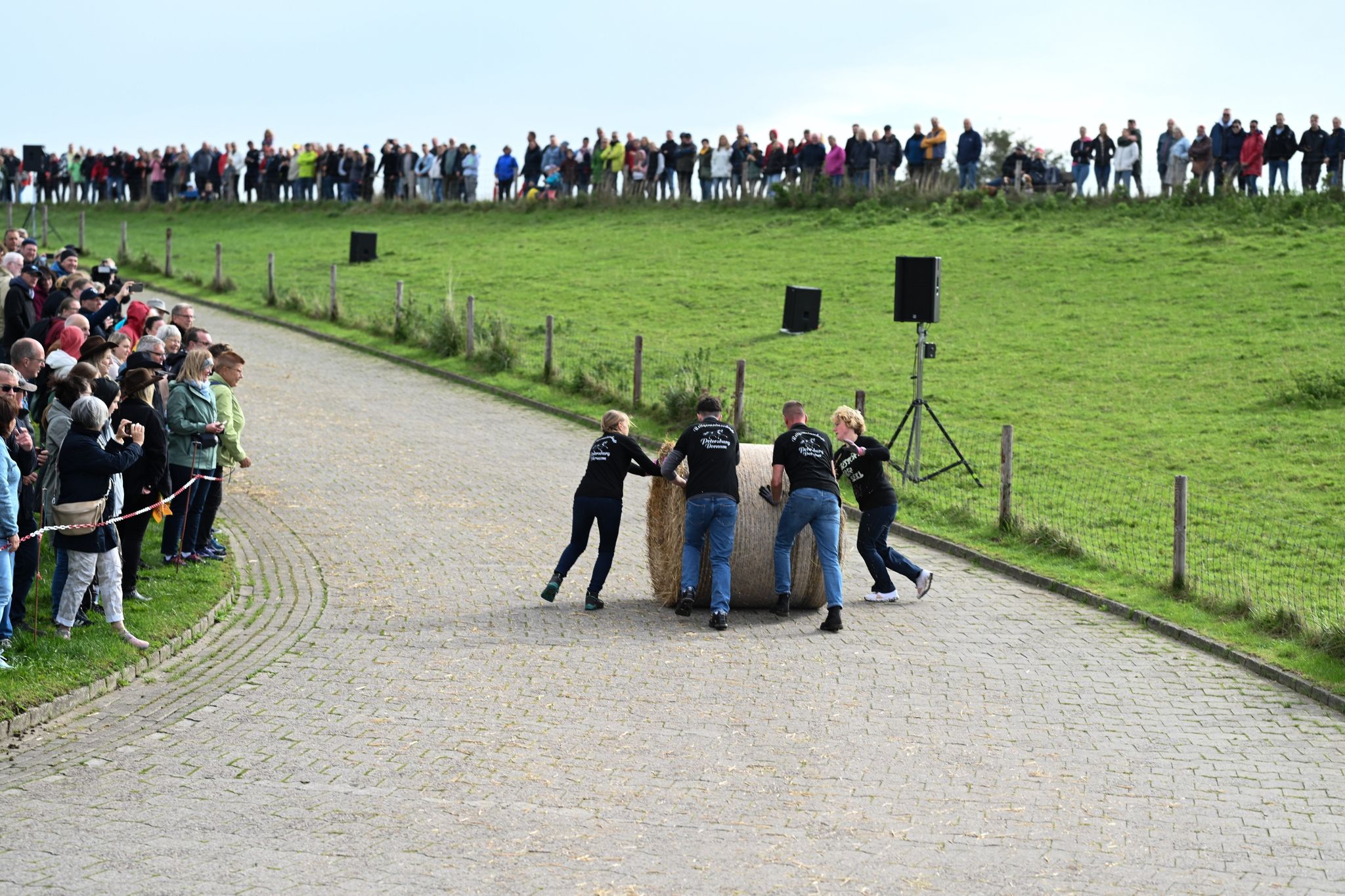 Strohballen-Rollmeisterschaft – Immer schön den Deich hinauf