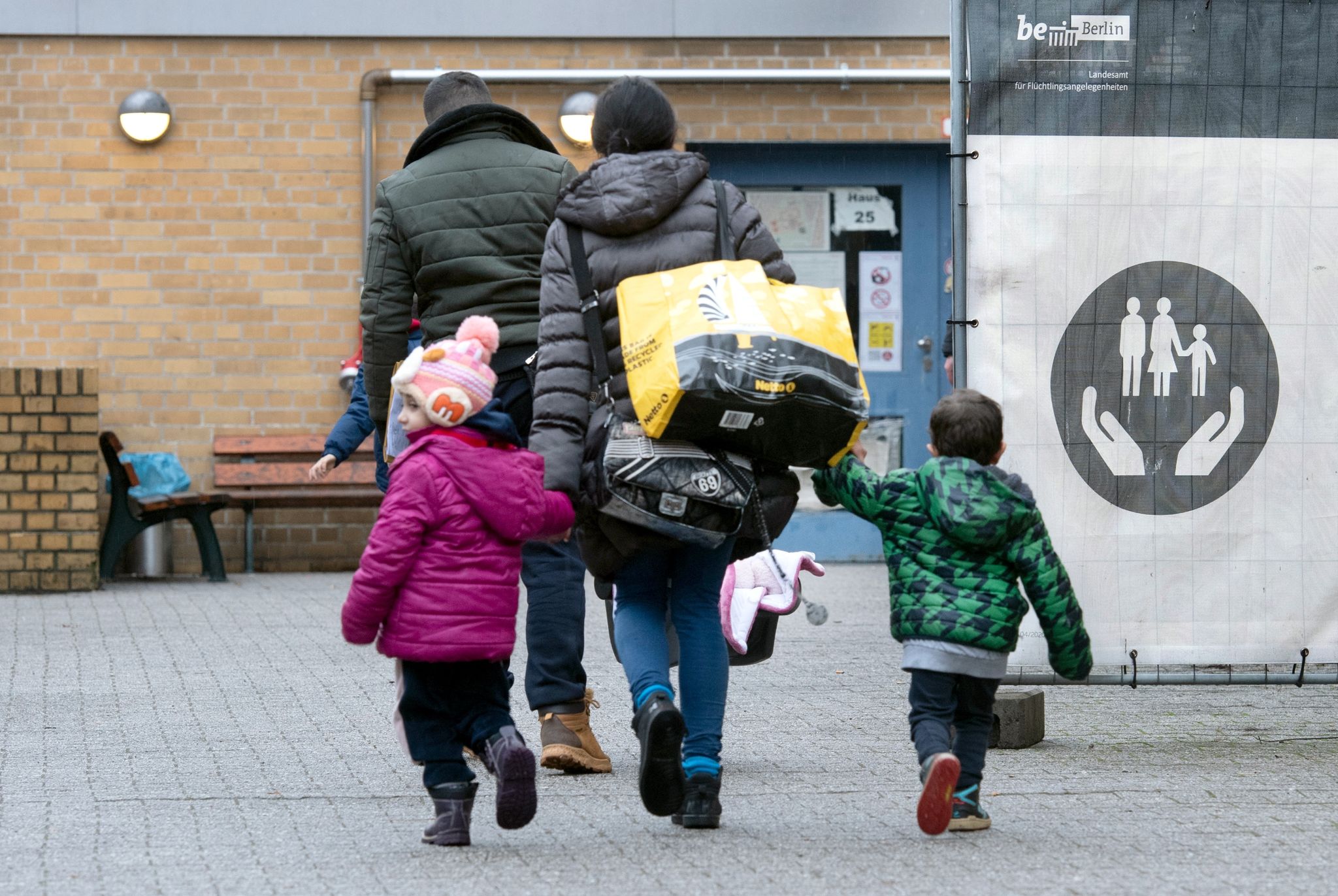Welche Sozialleistungen Migranten in Europa bekommen