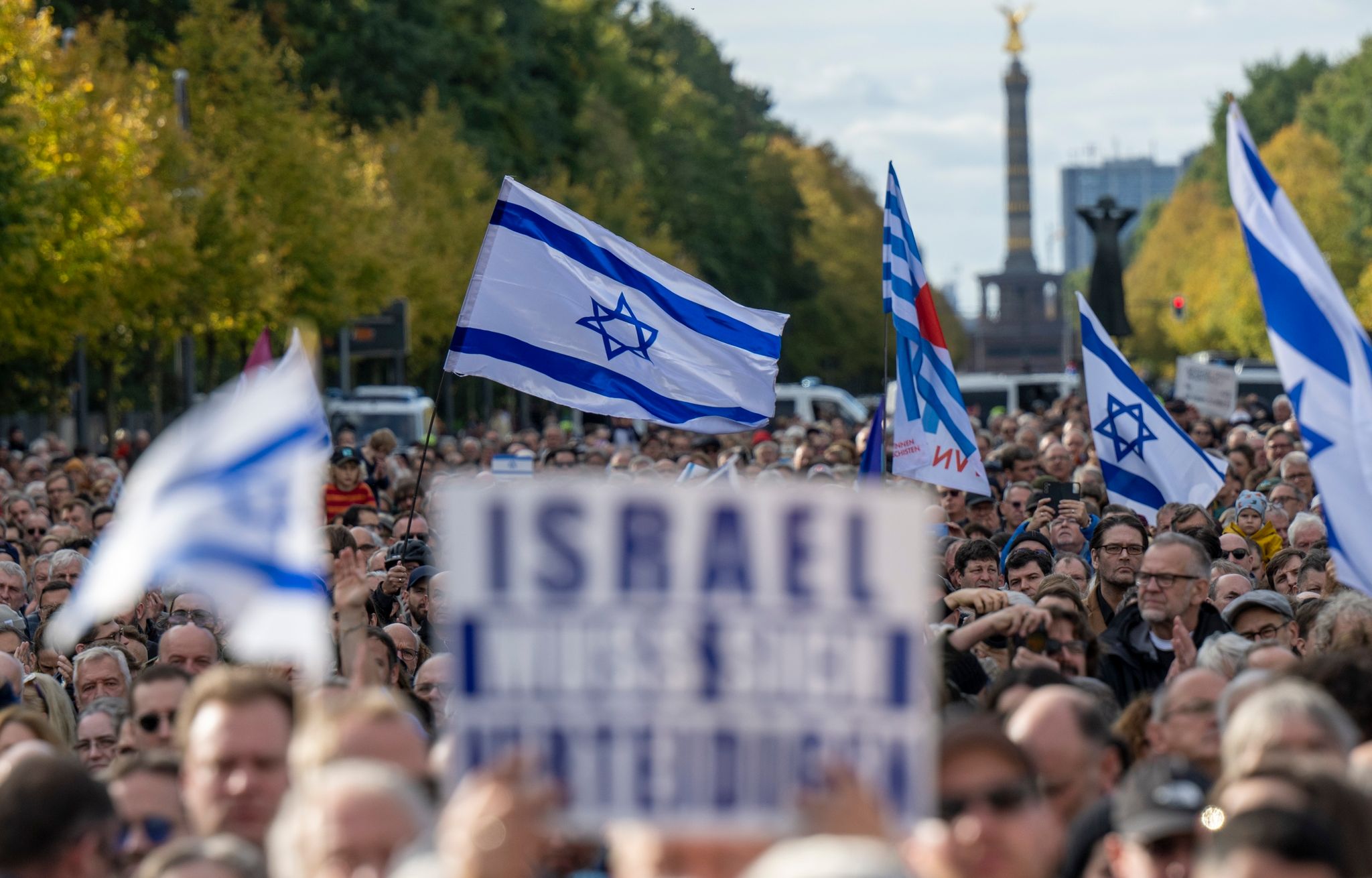 Tausende demonstrieren bei emotionaler Kundgebung für Israel