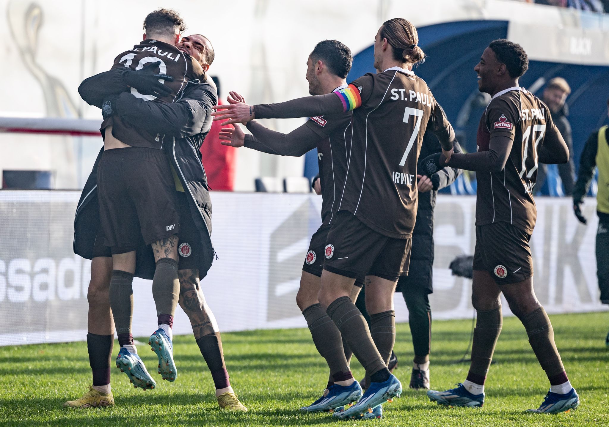 Acht Tore in Düsseldorf – St. Pauli bleibt unbesiegt
