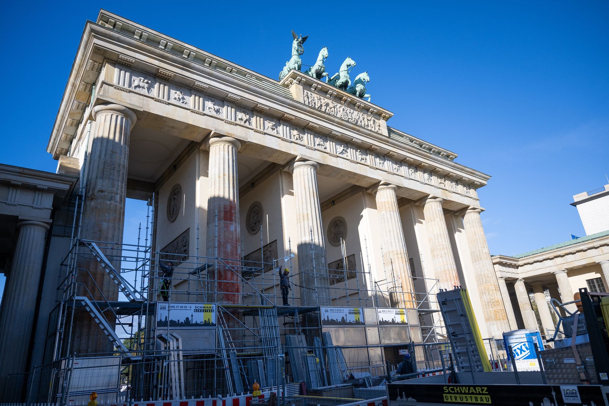 Gerüst am Brandenburger Tor wegen Reinigung nach Farbattacke